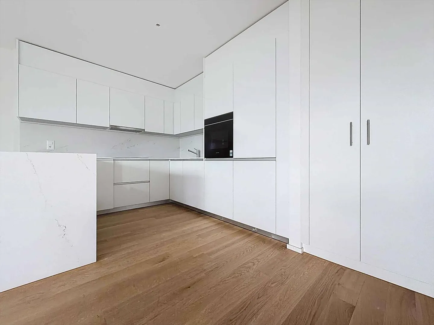 Wunderschöne 3,5-Zimmer-Wohnung mit überdachten Terrassen, Gärten und Seeblick - Foto 4 von 13