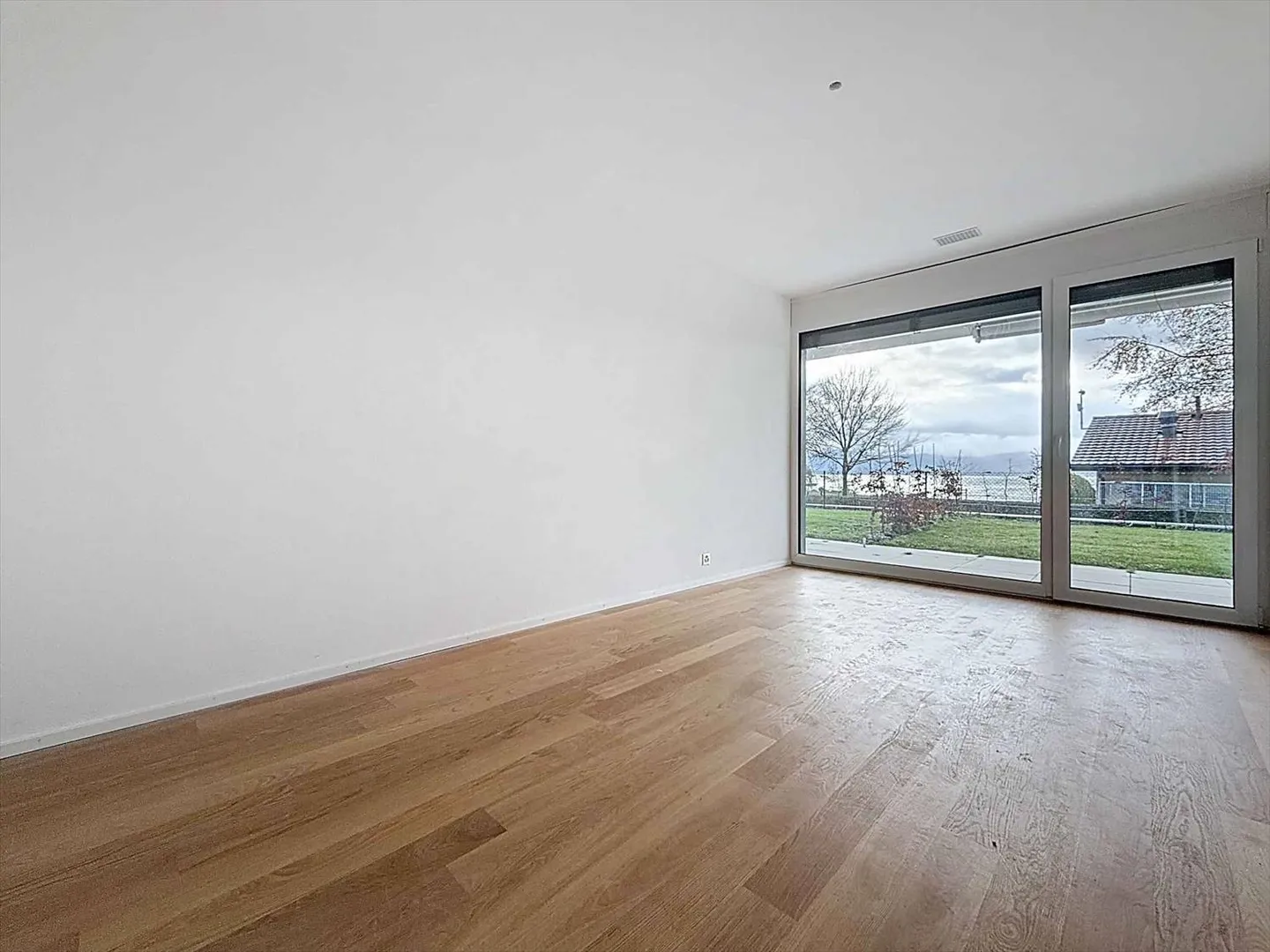 Wunderschöne 3,5-Zimmer-Wohnung mit überdachten Terrassen, Gärten und Seeblick - Foto 5 von 13