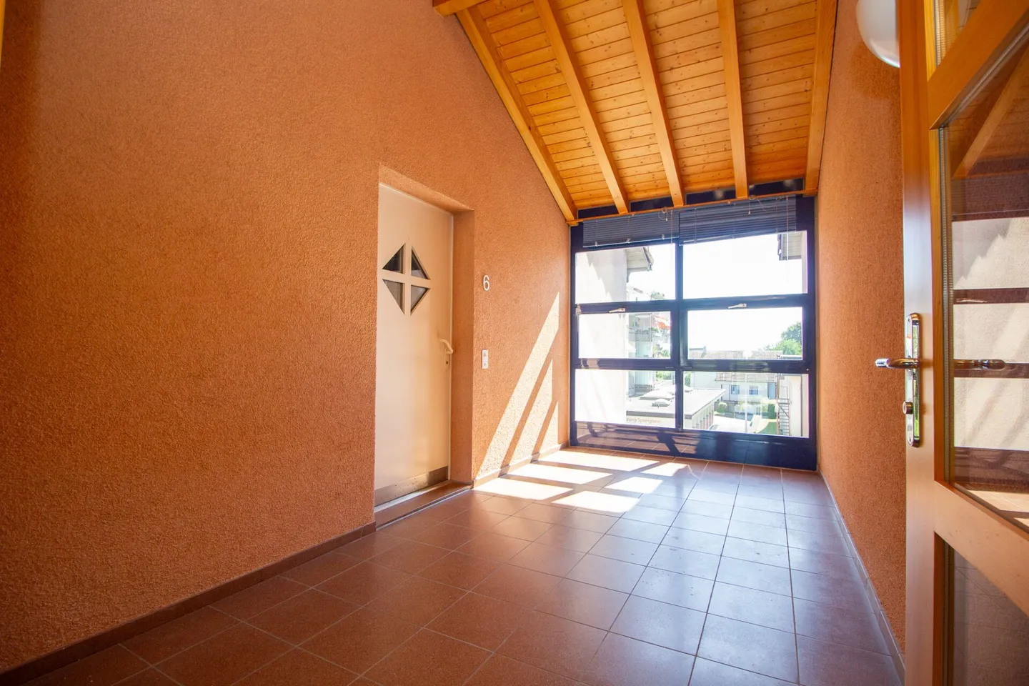 Compact living, central living - Photo 2 of 15