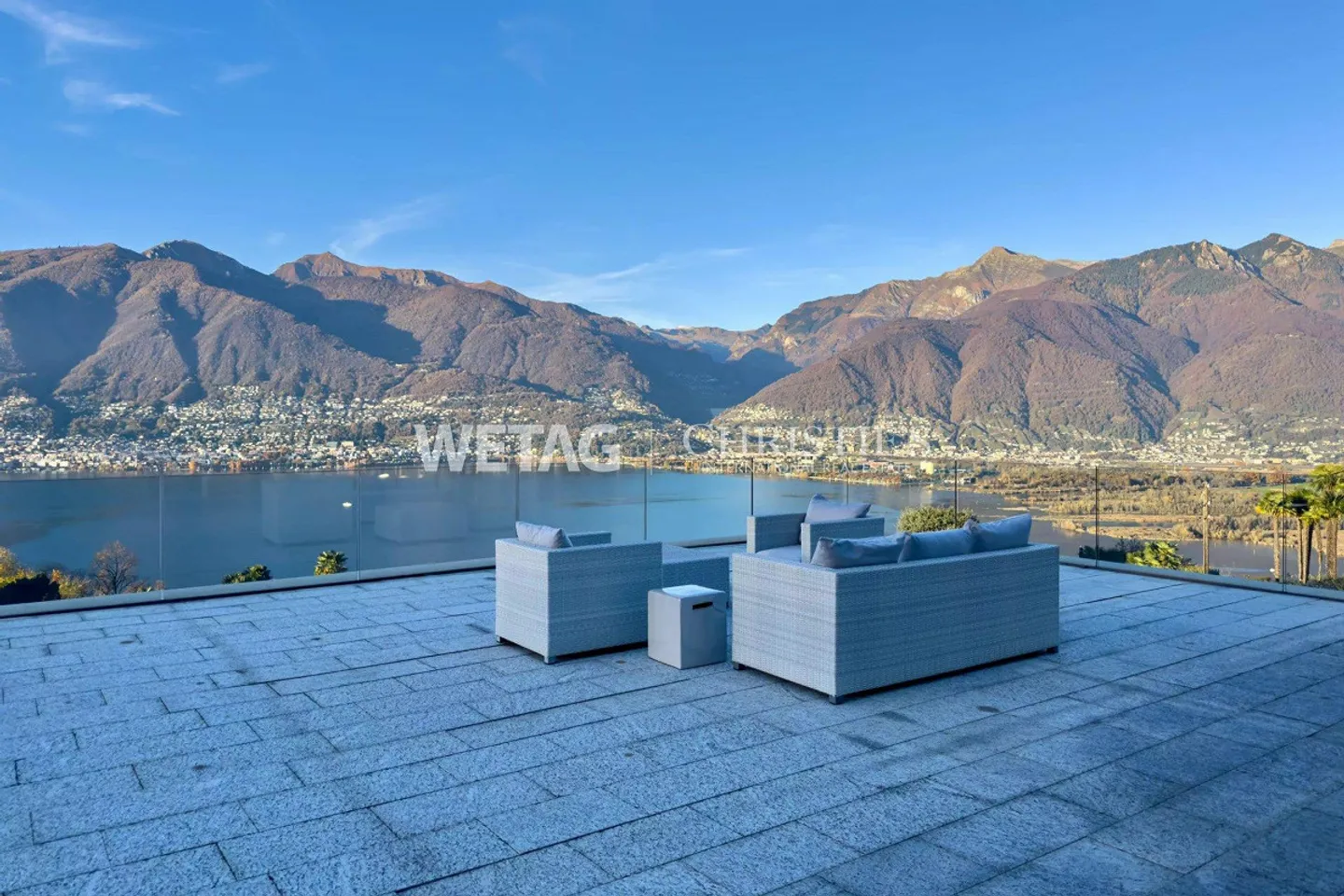 Exklusive Villa mit Panoramablick, grosszügigen Terrassen & Aussenp... - Foto 2 von 13