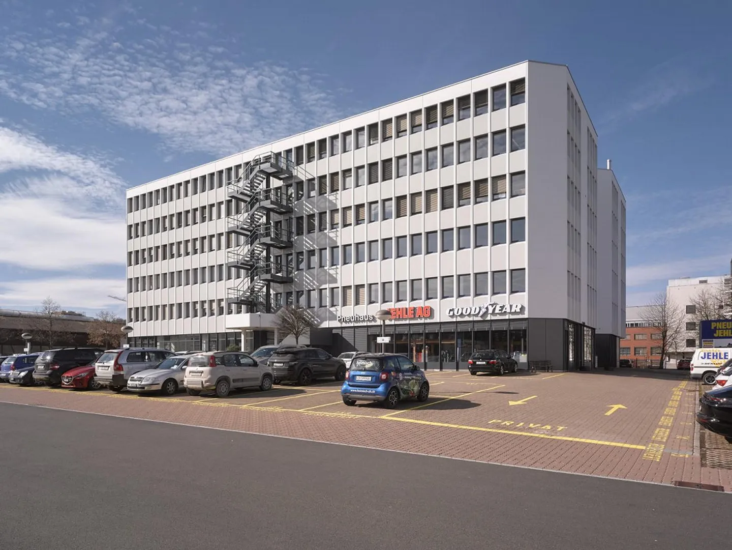 Connection to public transport and road network: 698 m2 developed office space - Photo 1 of 9