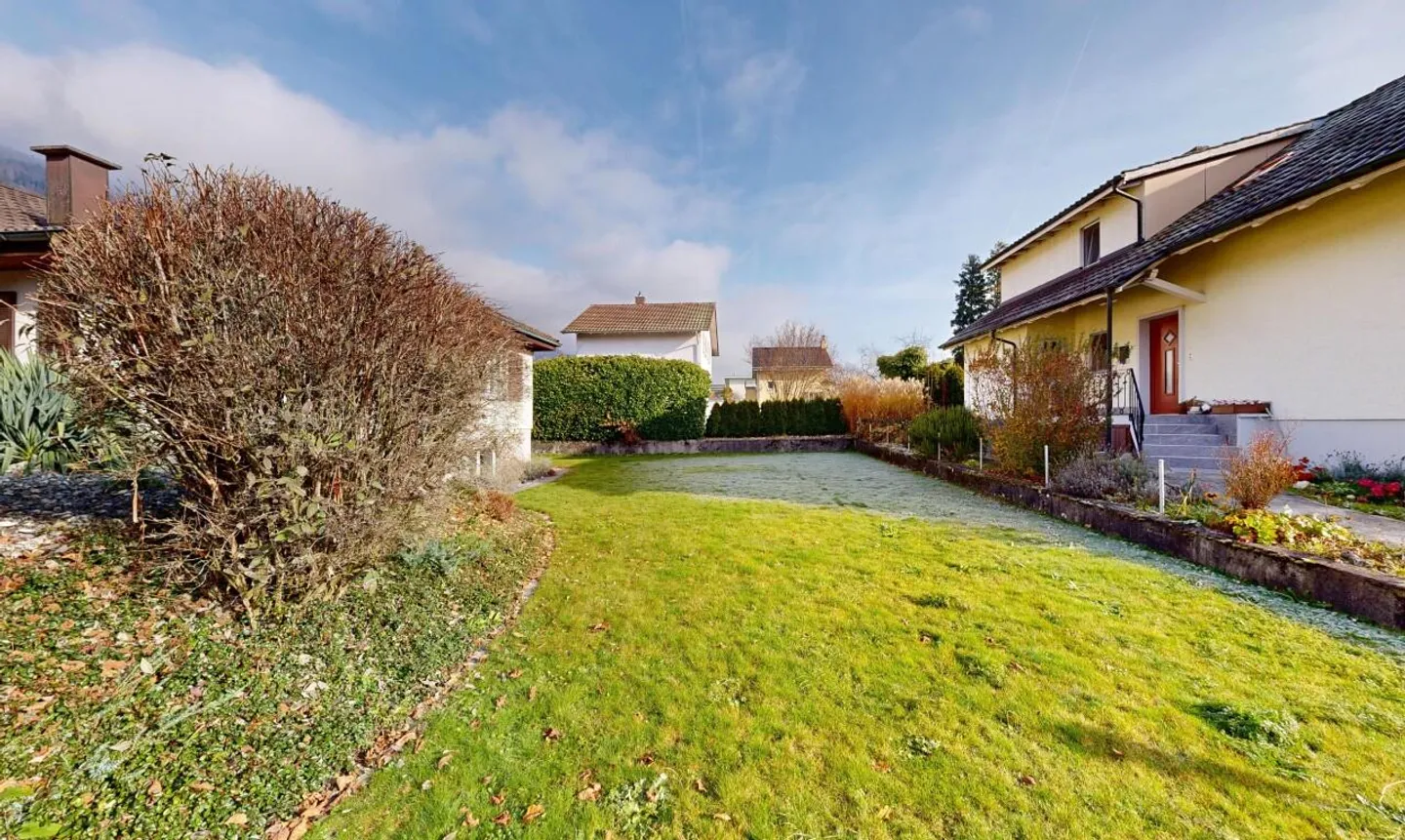 Family-friendly home with garden and double garage in Grenchen - Photo 4 of 11