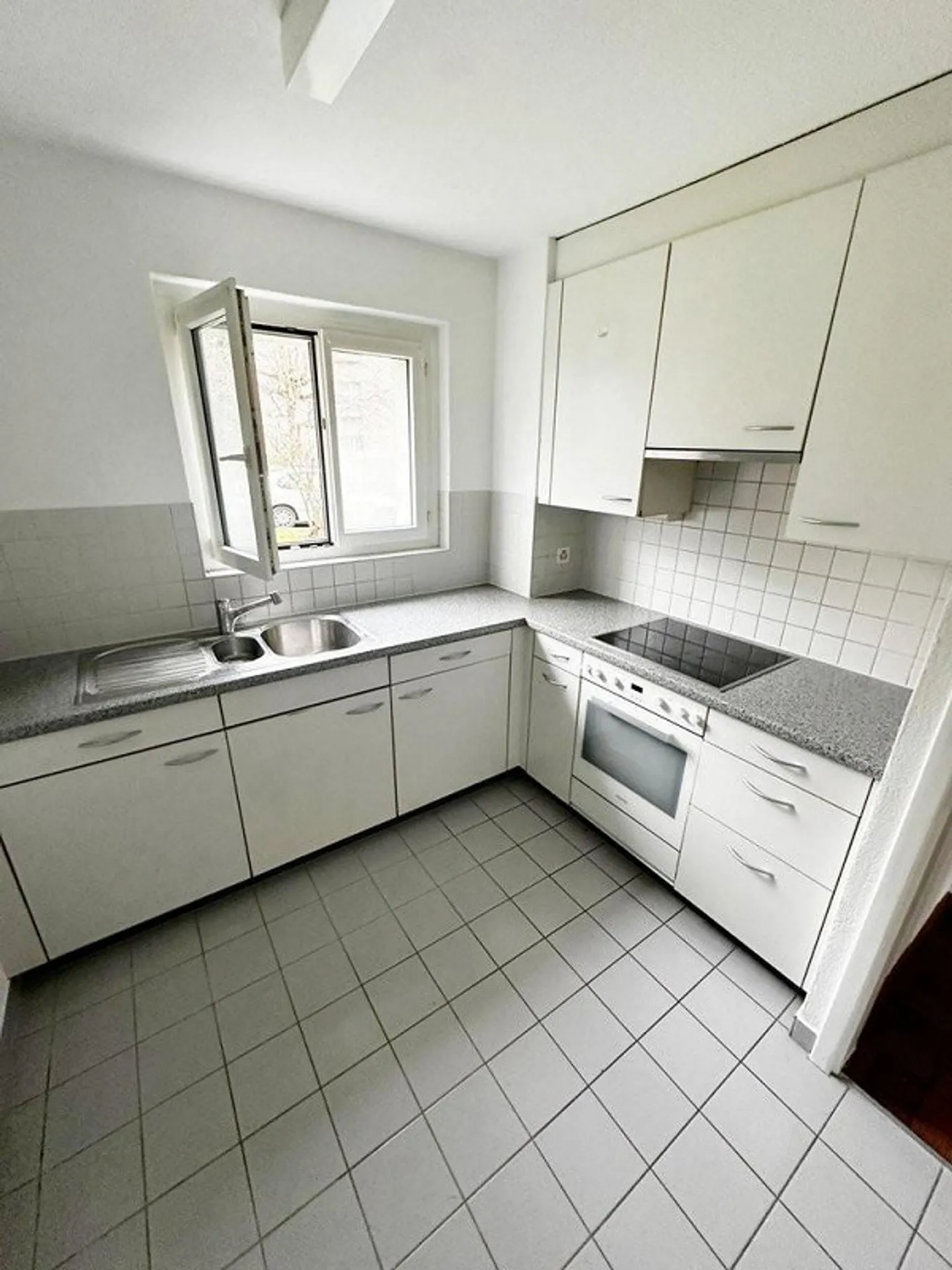 Quietly located yet central 3-room apartment - Photo 2 of 8