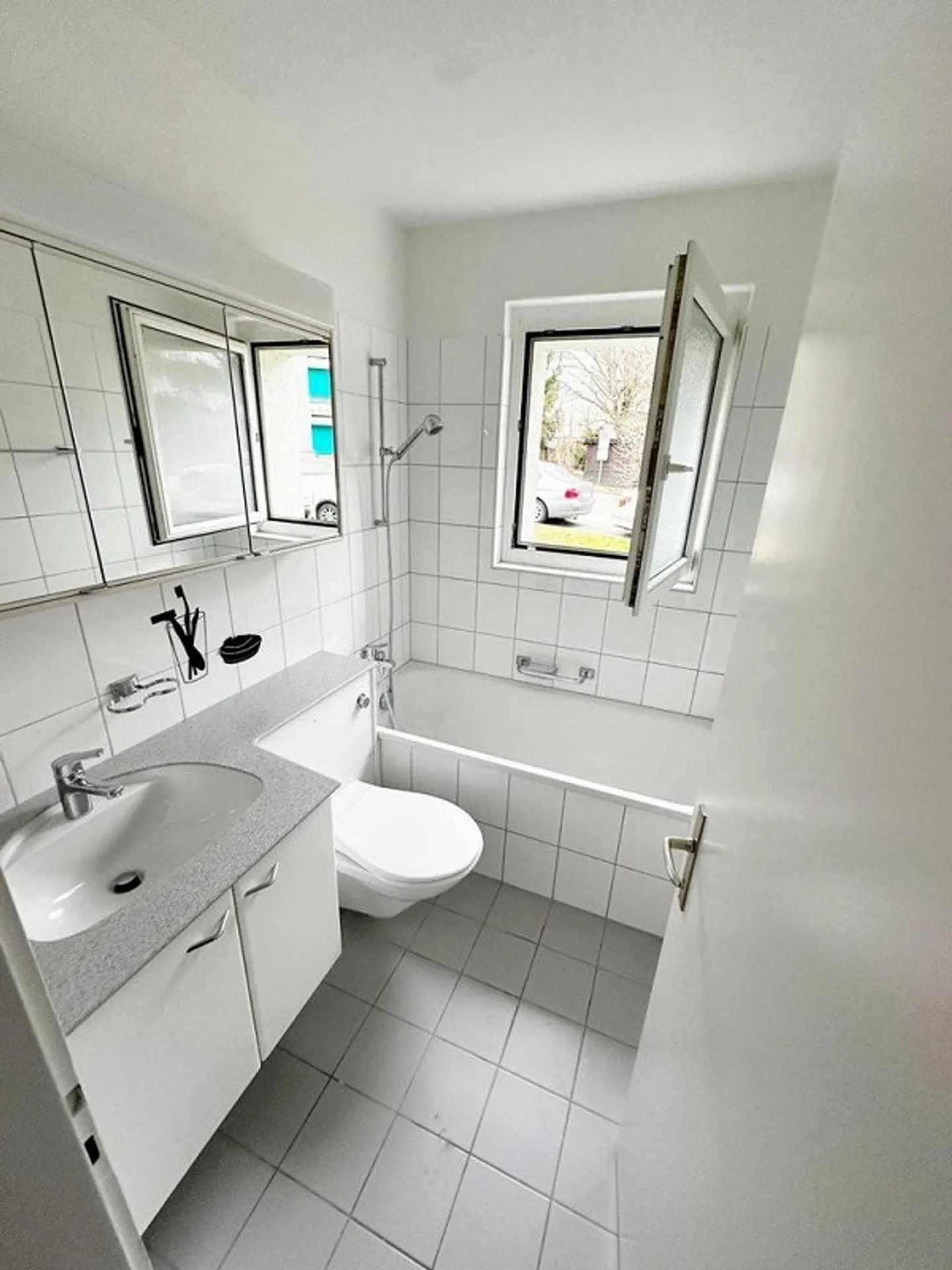 Quietly located yet central 3-room apartment - Photo 7 of 8