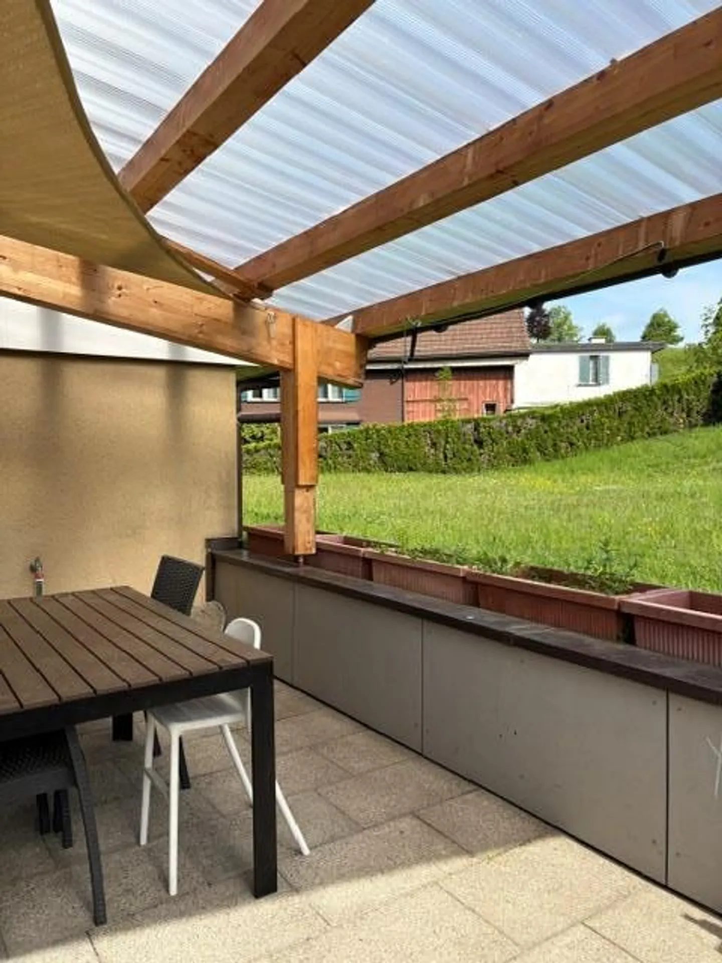Vivre avec une vue sur les montagnes - Appartement spacieux de 4,5 pièces - Photo 3 sur 14