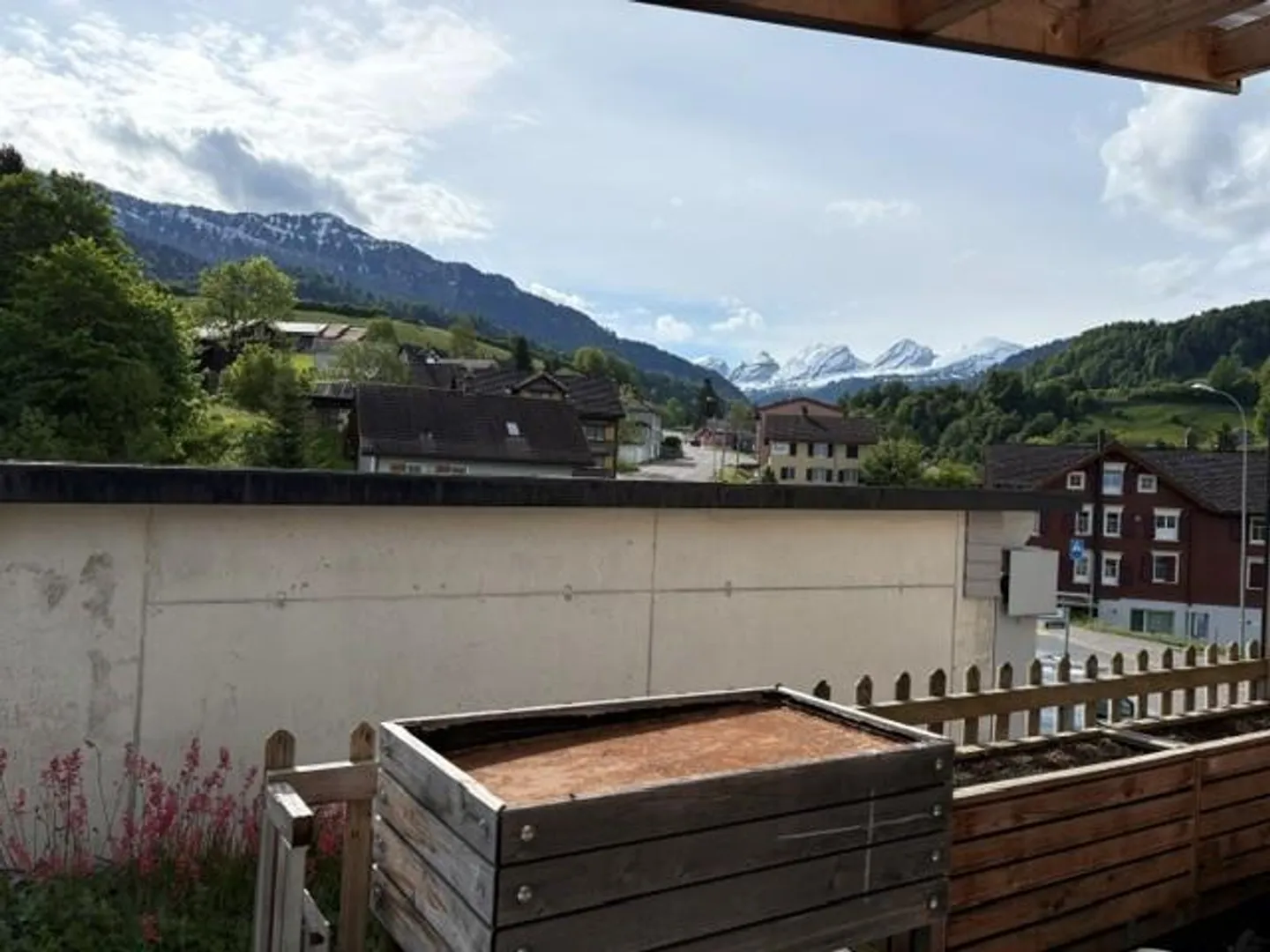 Vivre avec une vue sur les montagnes - Appartement spacieux de 4,5 pièces - Photo 2 sur 14