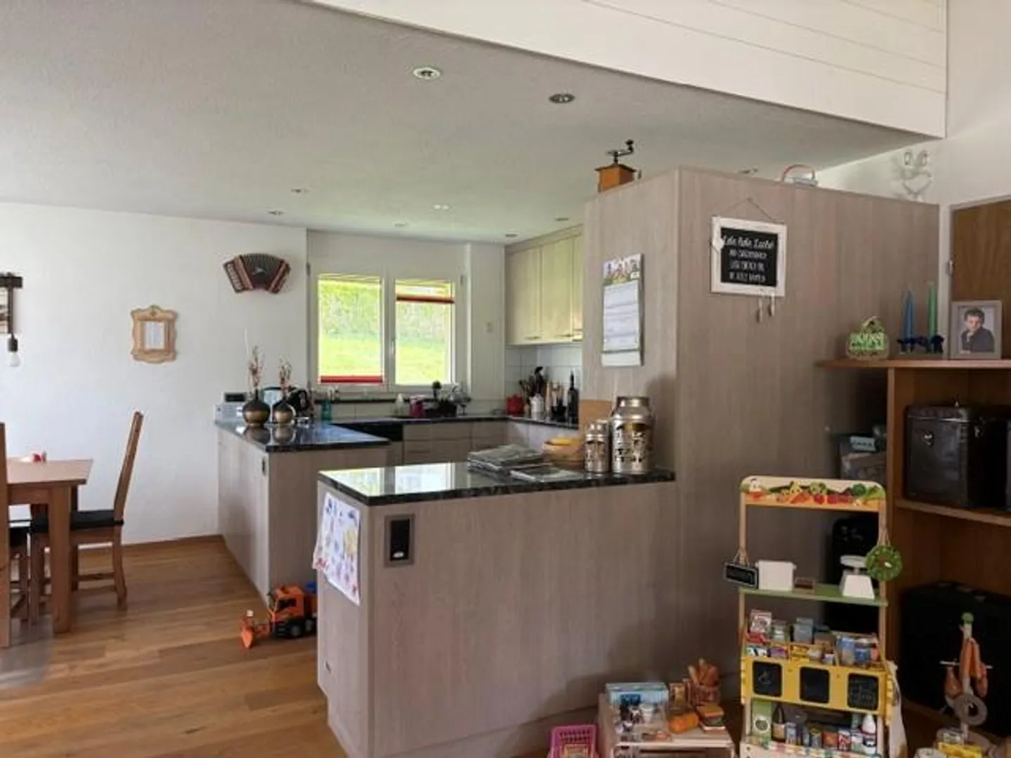 Vivre avec une vue sur les montagnes - Appartement spacieux de 4,5 pièces - Photo 5 sur 14