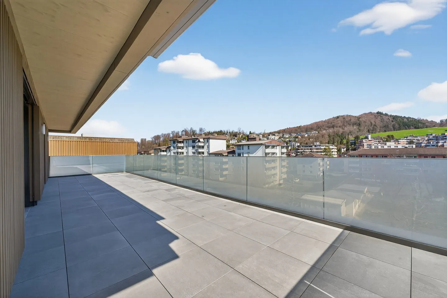 Nouvel appartement en attique avec terrasse et vue panoramique, au cœur de Horw - Photo 2 sur 10