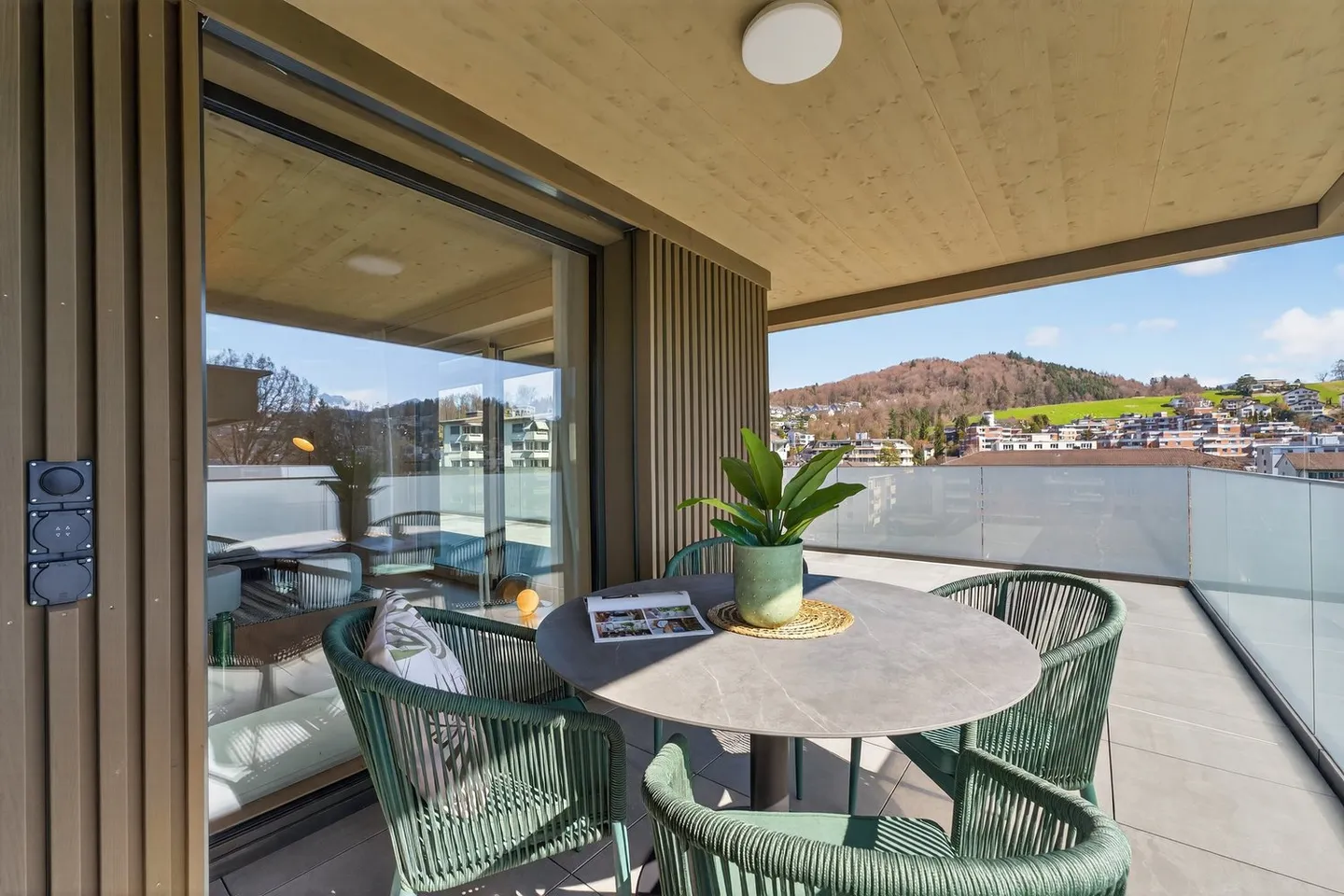 Nouvel appartement en attique avec terrasse et vue panoramique, au cœur de Horw - Photo 3 sur 10