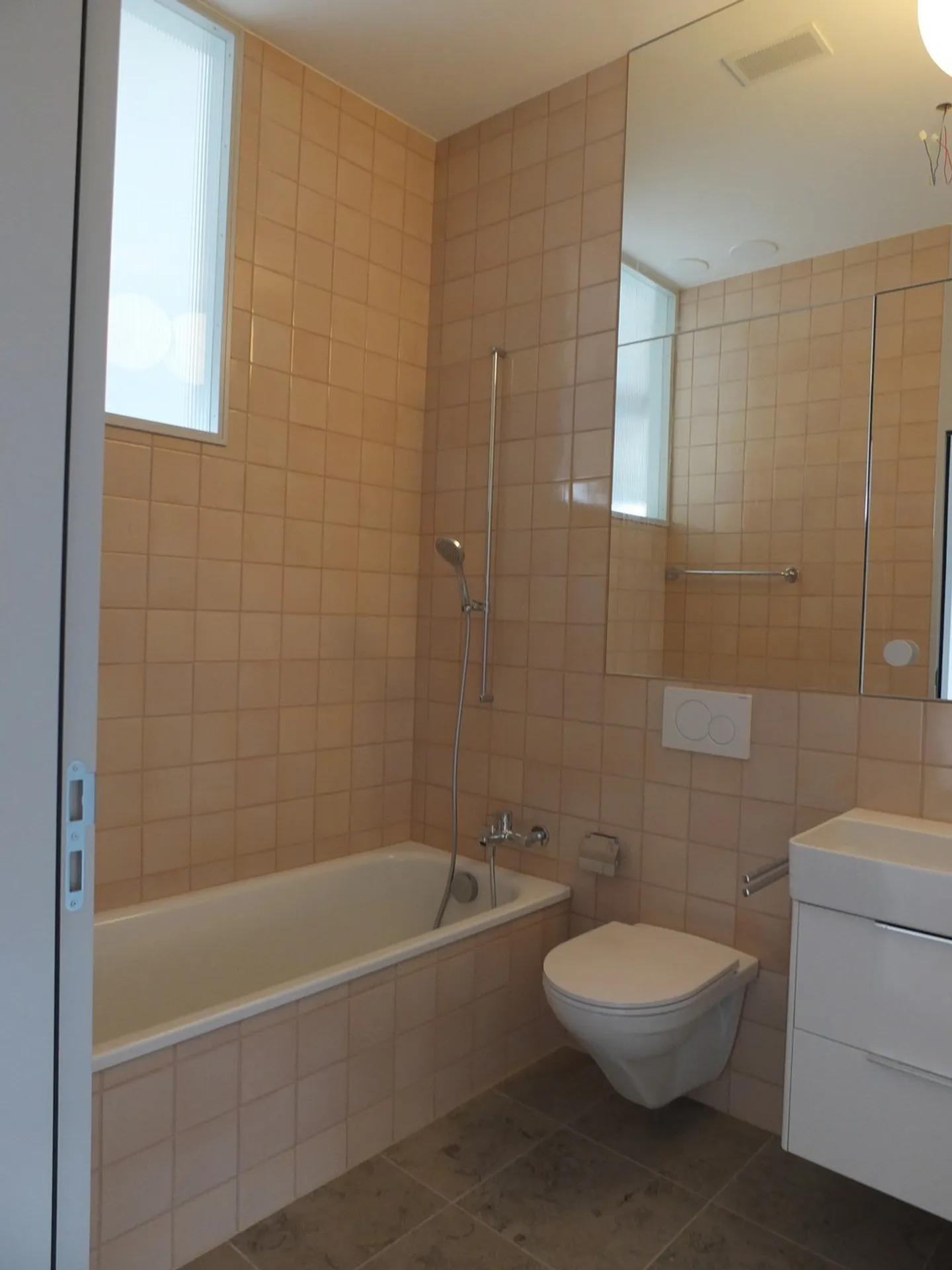 Tolle 2.5-Zimmer-Wohnung in Ennetbaden mit 180° Aussicht - Photo 5 of 7