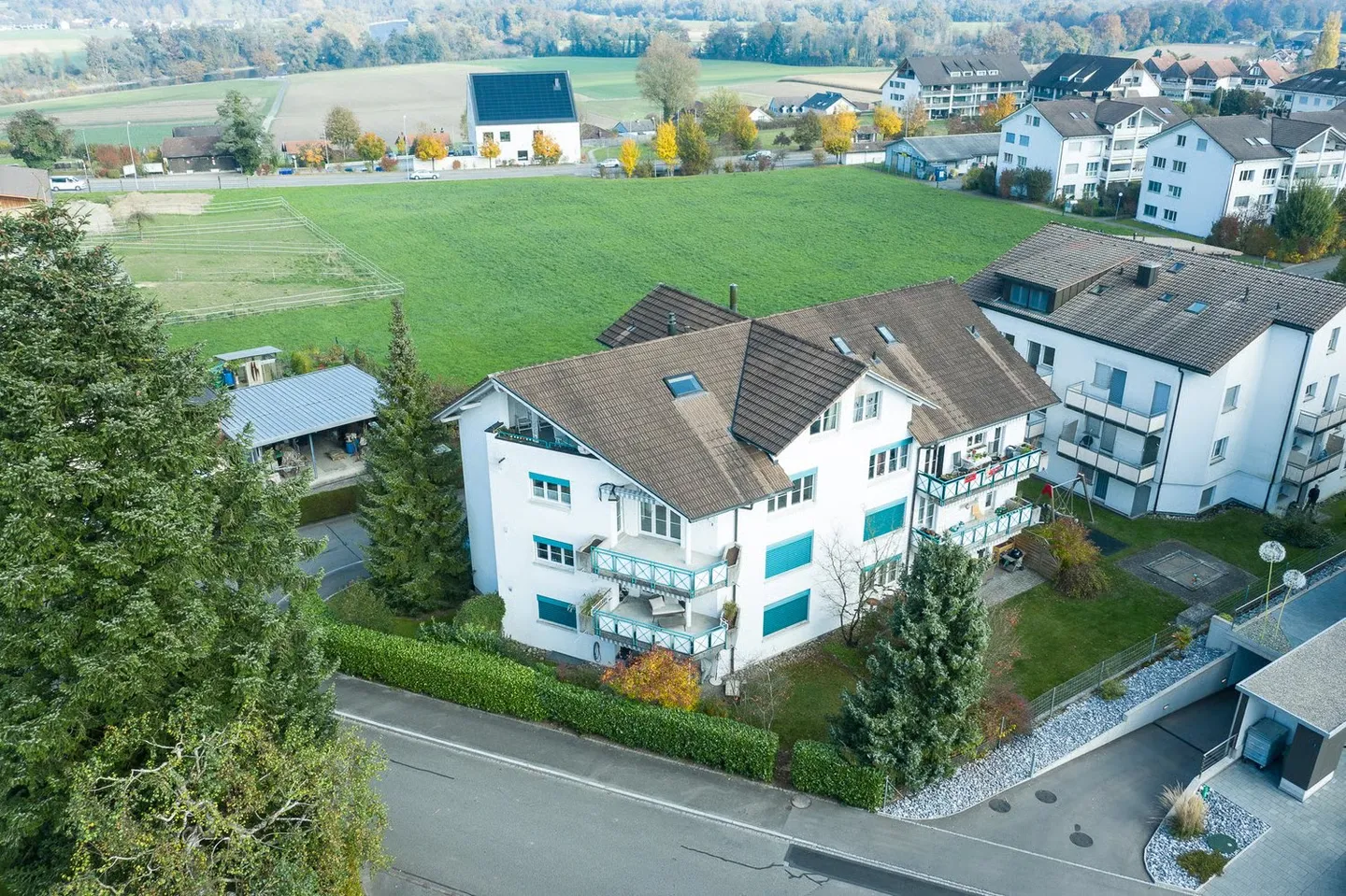 Appartamento luminoso di 4,5 stanze con balcone e bella vista a Fischbach-Göslikon - Foto 1 di 12