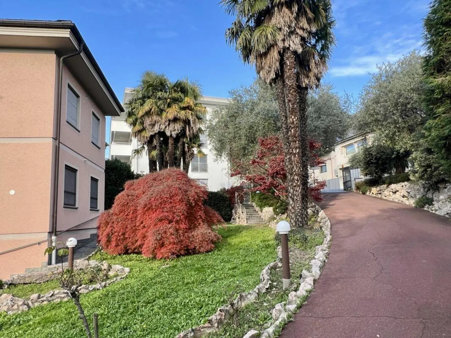 Grande ed elegante villa con terreno edificabile - Foto 3 di 15