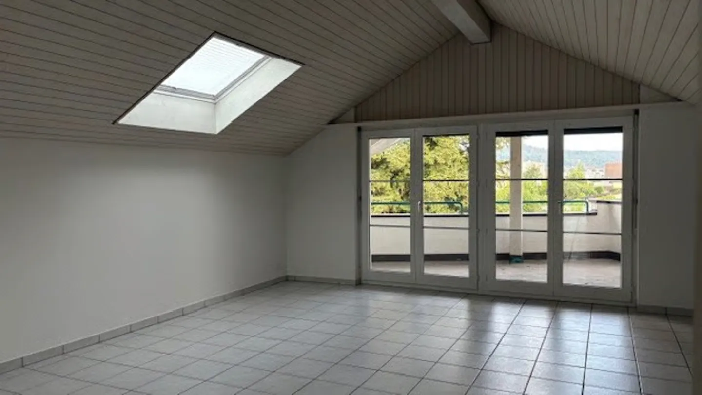 Appartamento luminoso di 4,5 stanze con balcone e bella vista a Fischbach-Göslikon - Foto 3 di 12