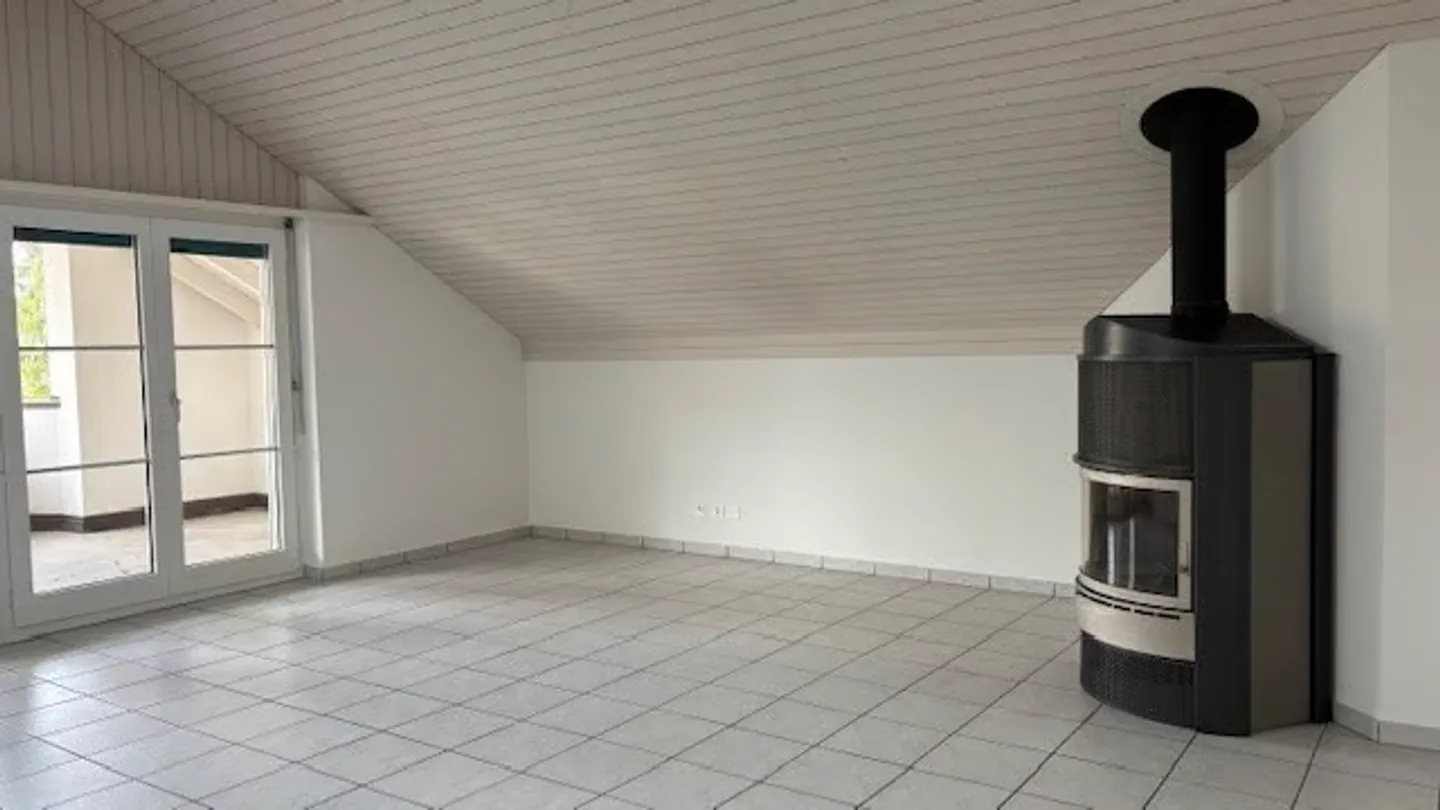 Appartamento luminoso di 4,5 stanze con balcone e bella vista a Fischbach-Göslikon - Foto 4 di 12