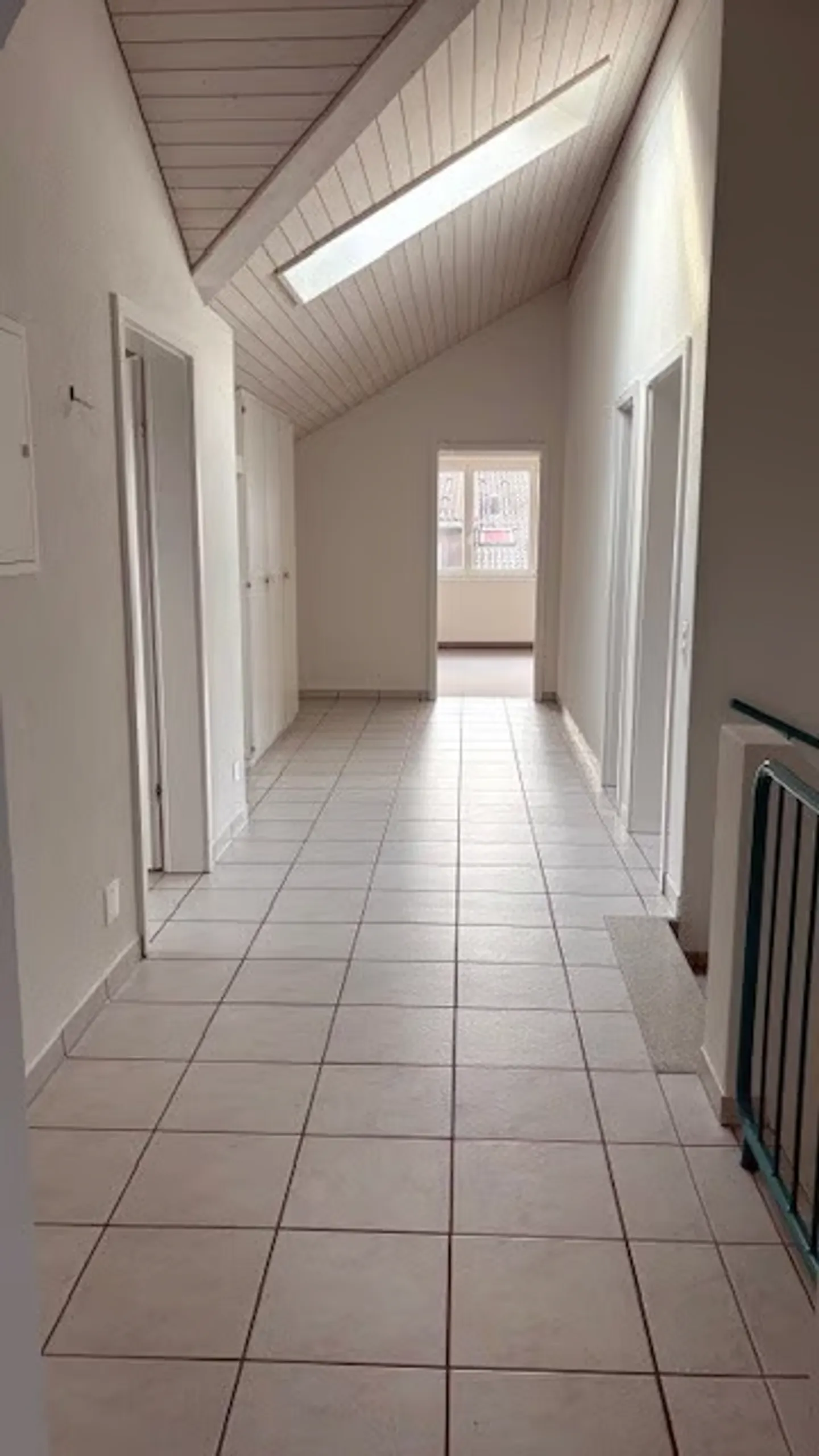Appartamento luminoso di 4,5 stanze con balcone e bella vista a Fischbach-Göslikon - Foto 5 di 12