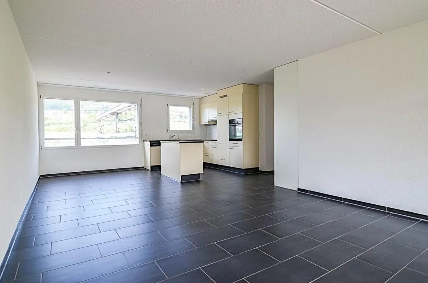 Charming apartment is looking for new tenants. - Photo 2 of 7
