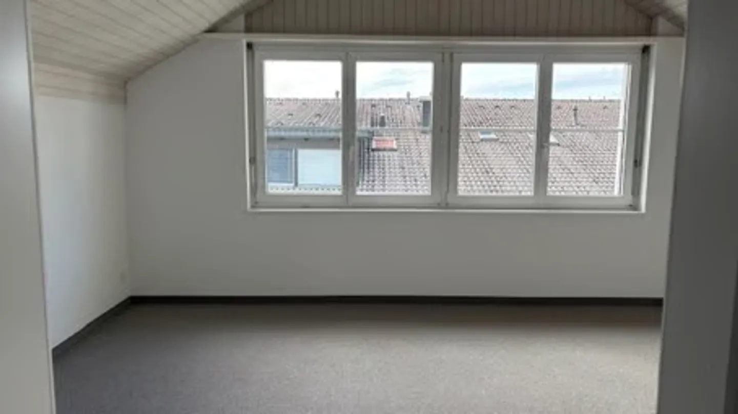 Appartamento luminoso di 4,5 stanze con balcone e bella vista a Fischbach-Göslikon - Foto 7 di 12