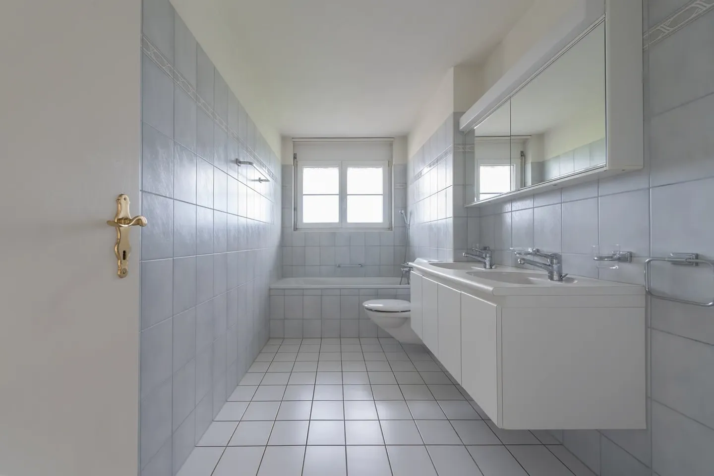 Appartamento luminoso di 4,5 stanze con balcone e bella vista a Fischbach-Göslikon - Foto 10 di 12