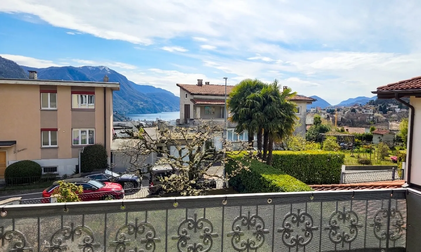 Spacious 5-room apartment with panoramic views in Comano - Photo 1 of 6