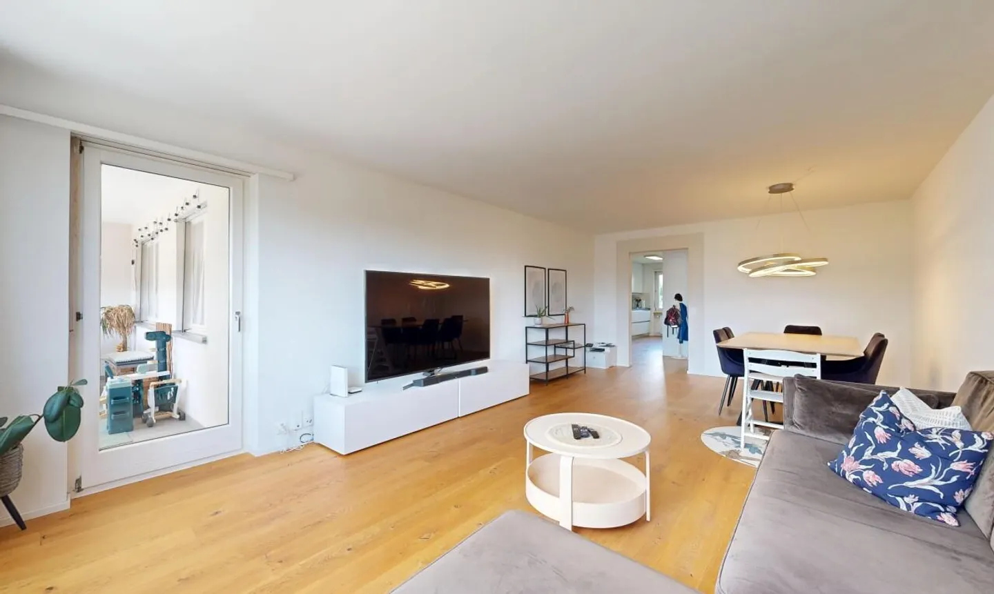 Top renovated apartment in family neighborhood - Photo 3 of 11