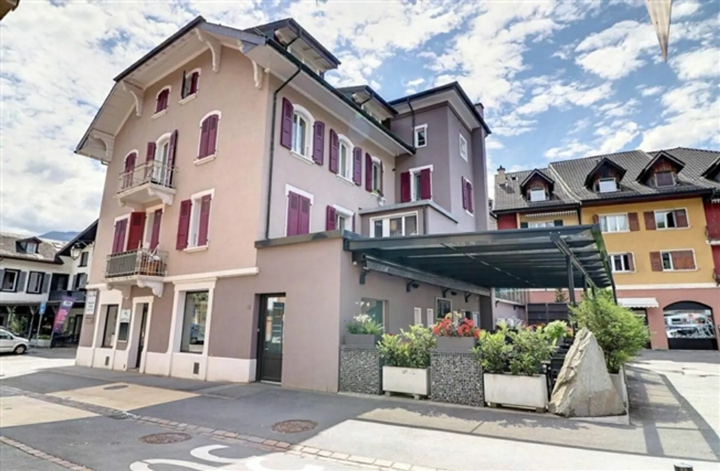 Residential and Commercial Building in Bex - Photo 1 of 20