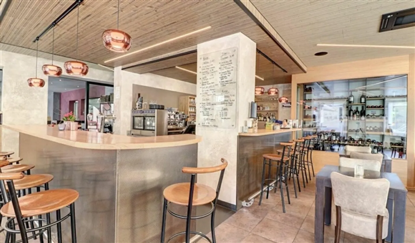 Residential and Commercial Building in Bex - Photo 5 of 20