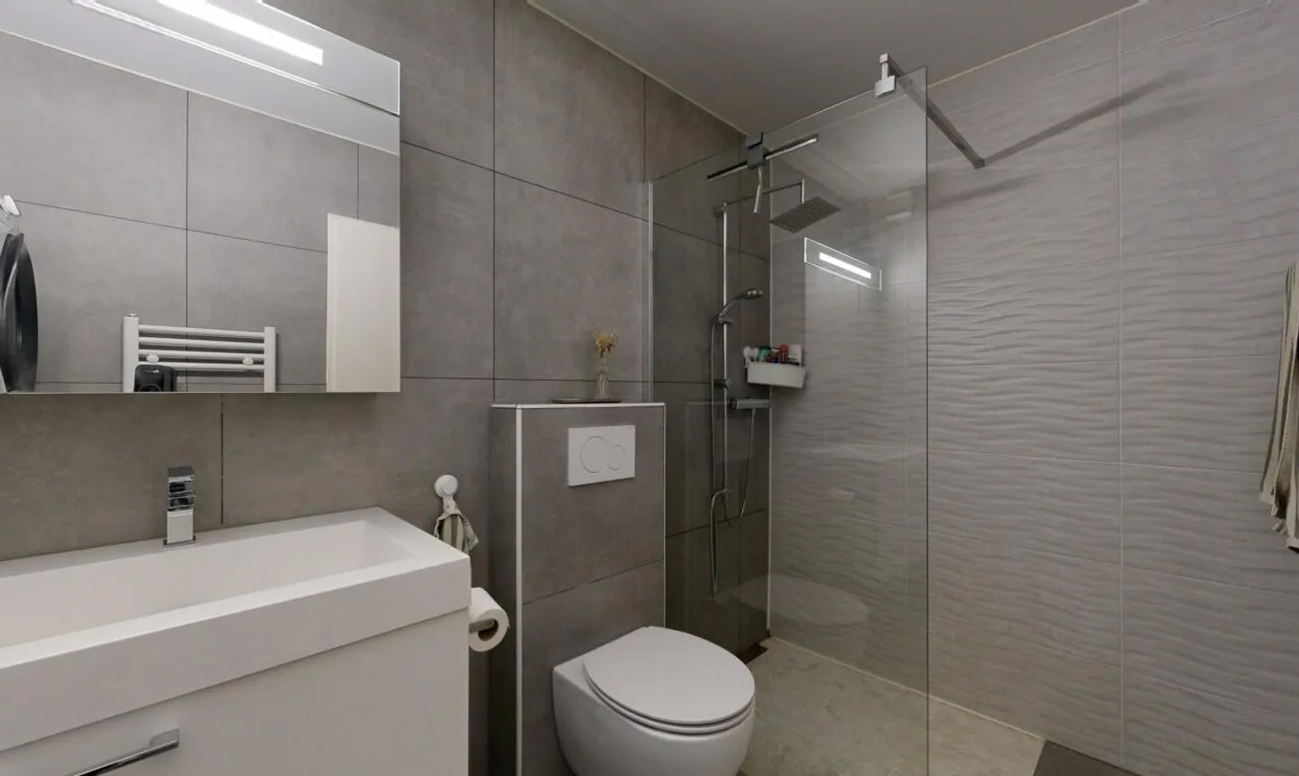 Top renovated apartment in family neighborhood - Photo 9 of 11