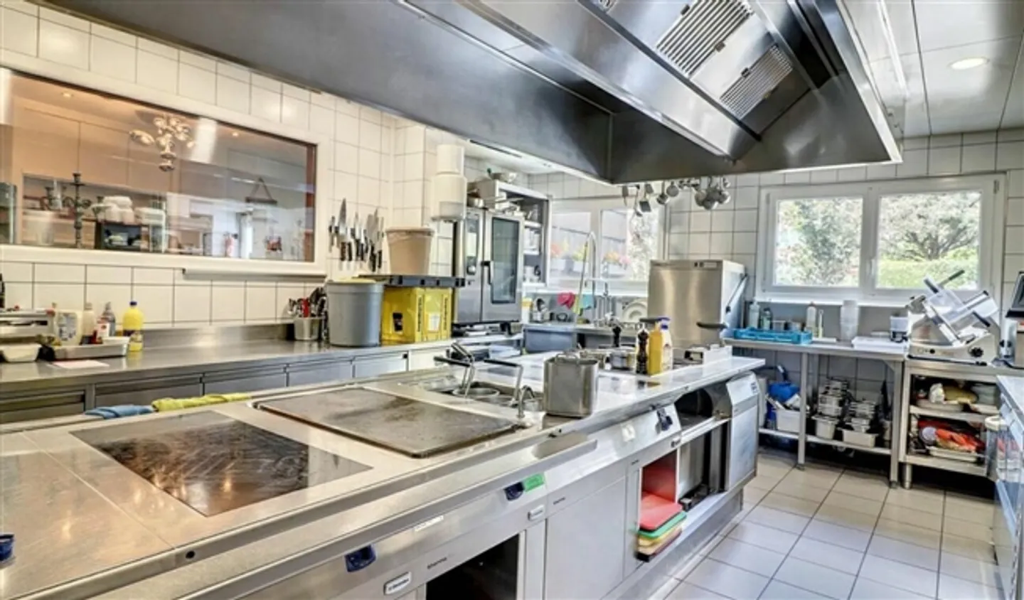 Residential and Commercial Building in Bex - Photo 14 of 20