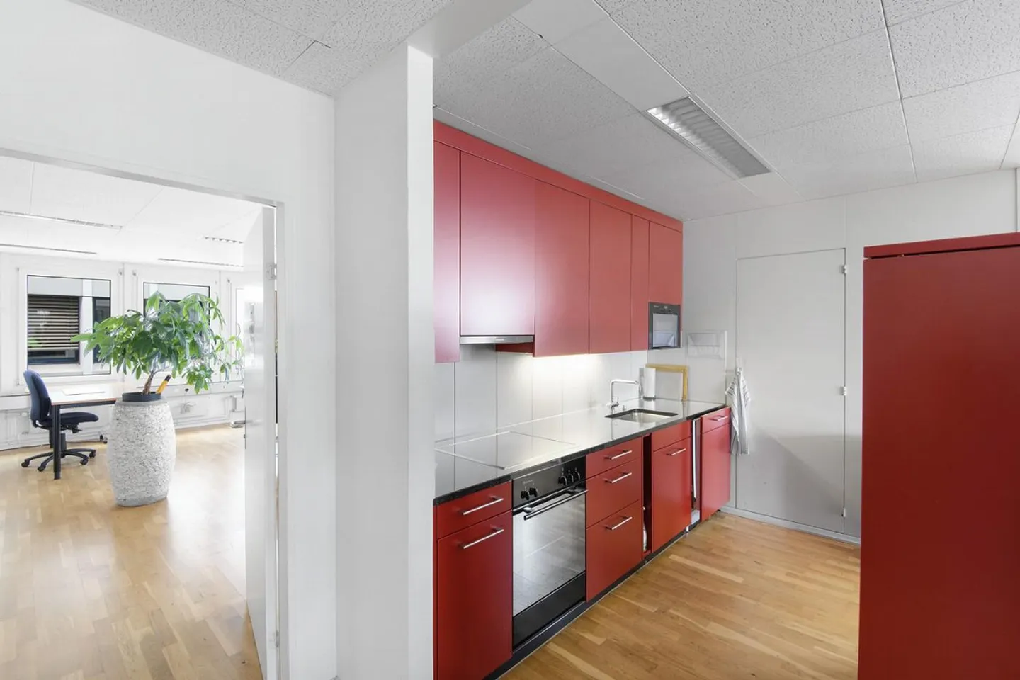 Connection to public transport and road network: 698 m2 developed office space - Photo 7 of 9