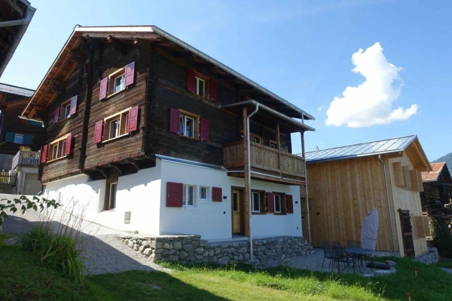 4.5-Zimmer-Wohnung Nr. 2 in einem historischen Zweifamilienhaus in Luven - Foto 1 von 6