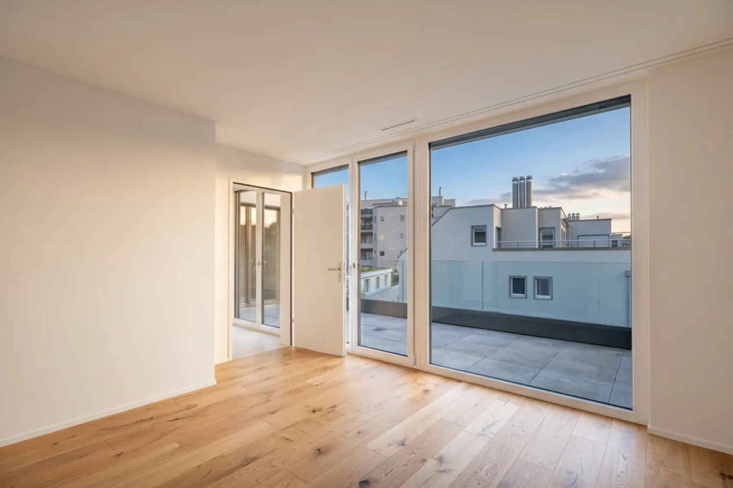 Attic first occupancy in Wil SG. Light, space and two terraces at the highest level - Photo 4 of 6