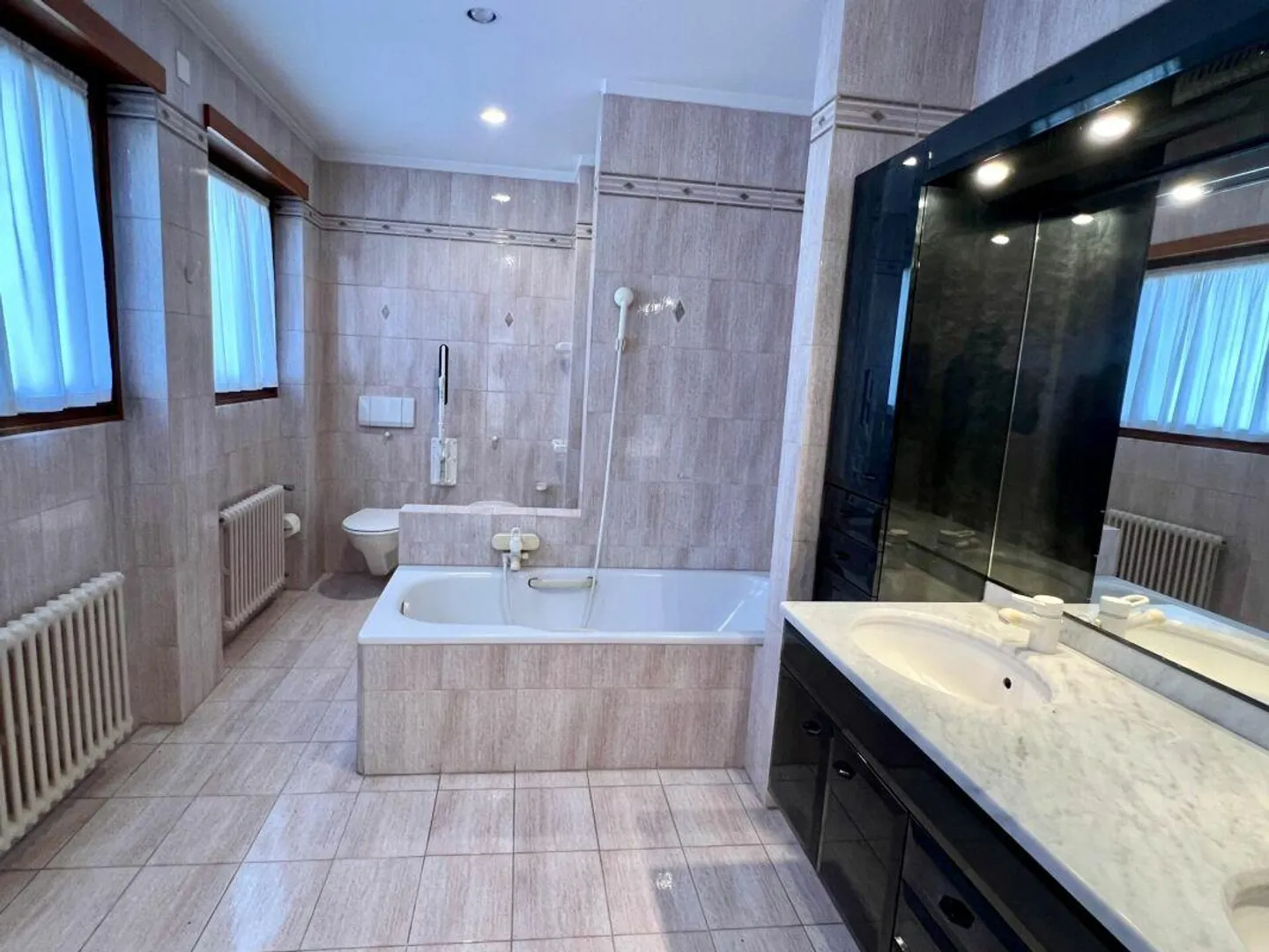 Grande ed elegante villa con terreno edificabile - Foto 8 di 15