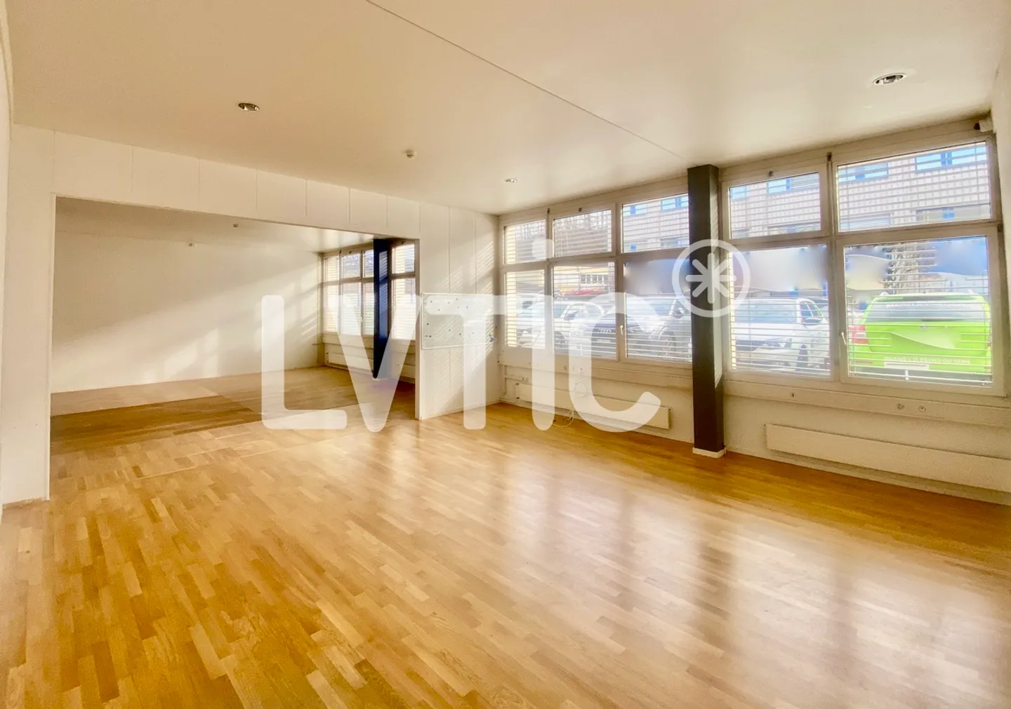 Atelier, dépôt, locaux de 395 m2 divisibles à louer à Ecublens - Photo 1 sur 10