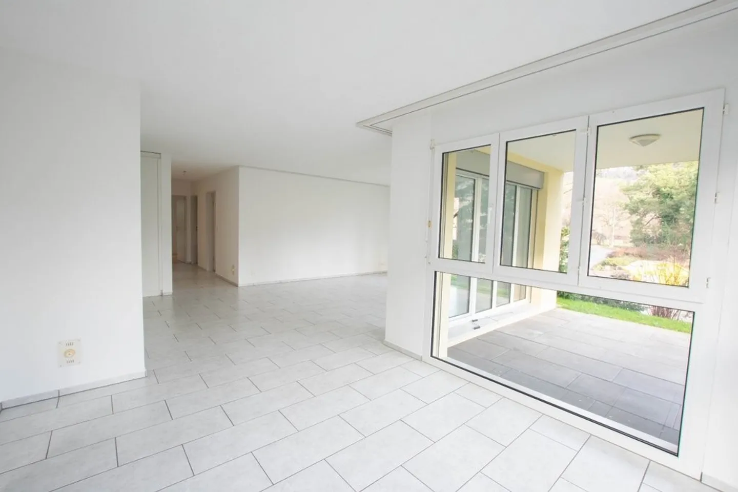 Ampio appartamento di 4,5 stanze in affitto in un quartiere tranquillo - Foto 2 di 10