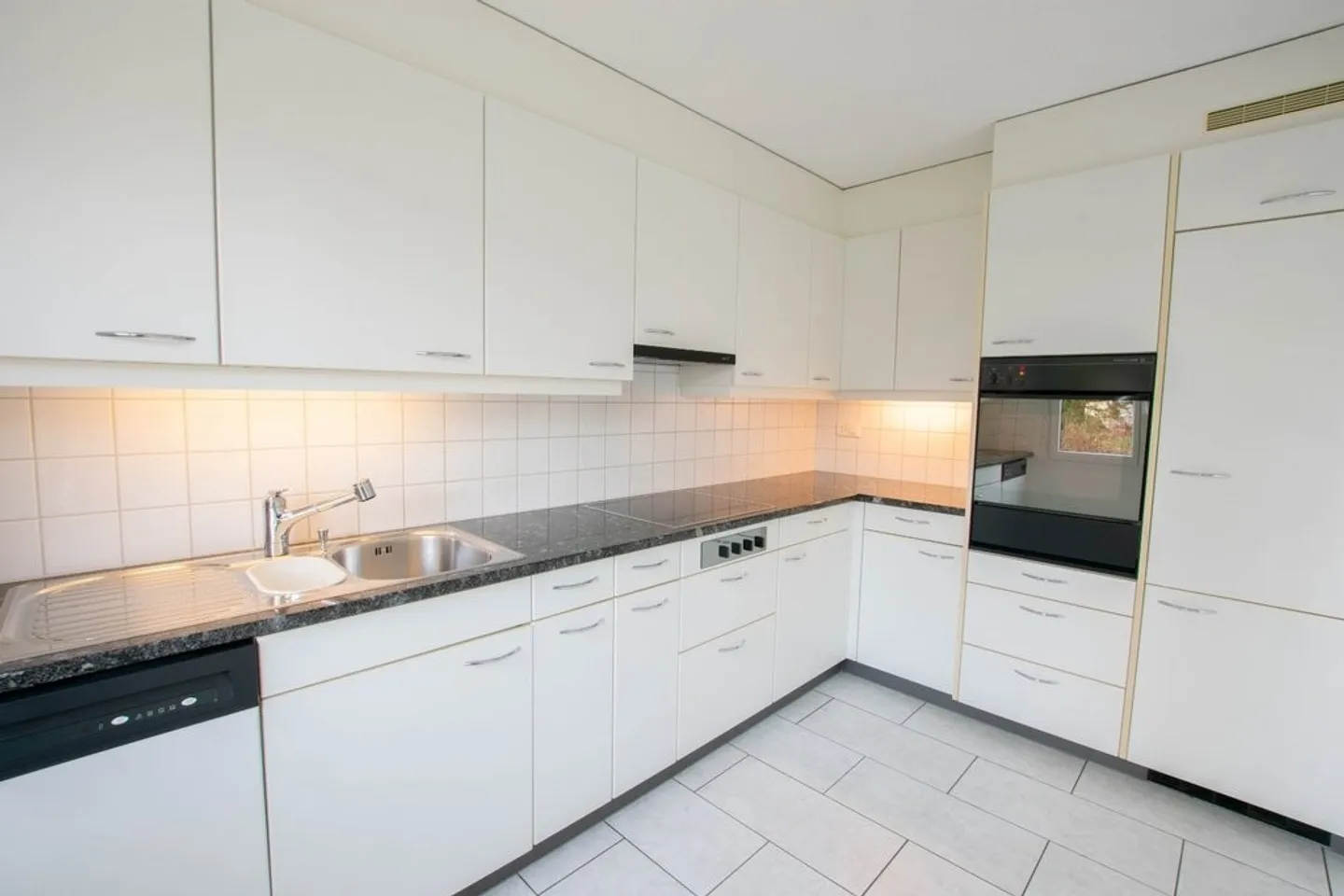 Ampio appartamento di 4,5 stanze in affitto in un quartiere tranquillo - Foto 5 di 10