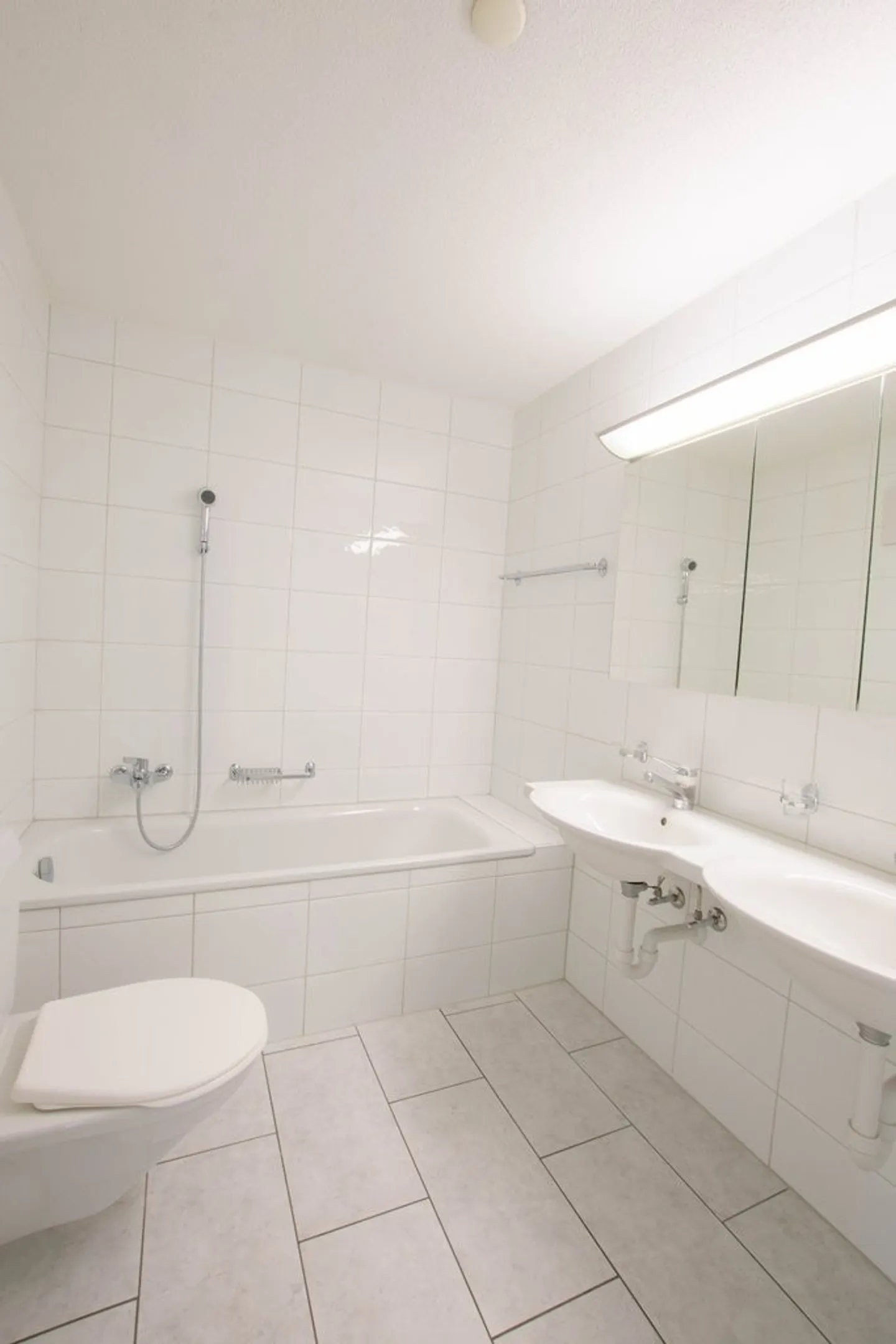 Ampio appartamento di 4,5 stanze in affitto in un quartiere tranquillo - Foto 7 di 10