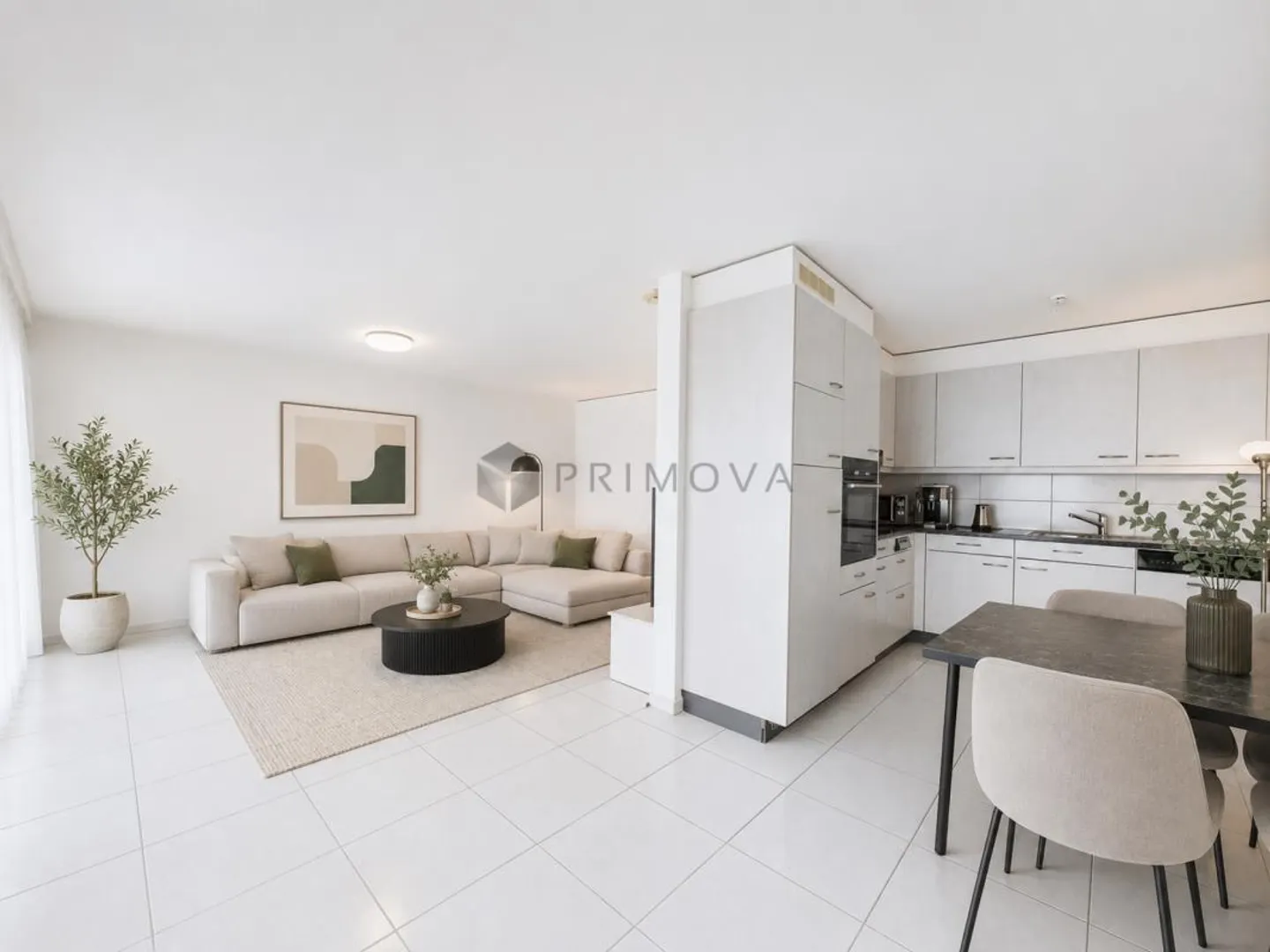 Profiter d'un espace de vie généreux avec balcon et agencement idéal - Photo 2 sur 7