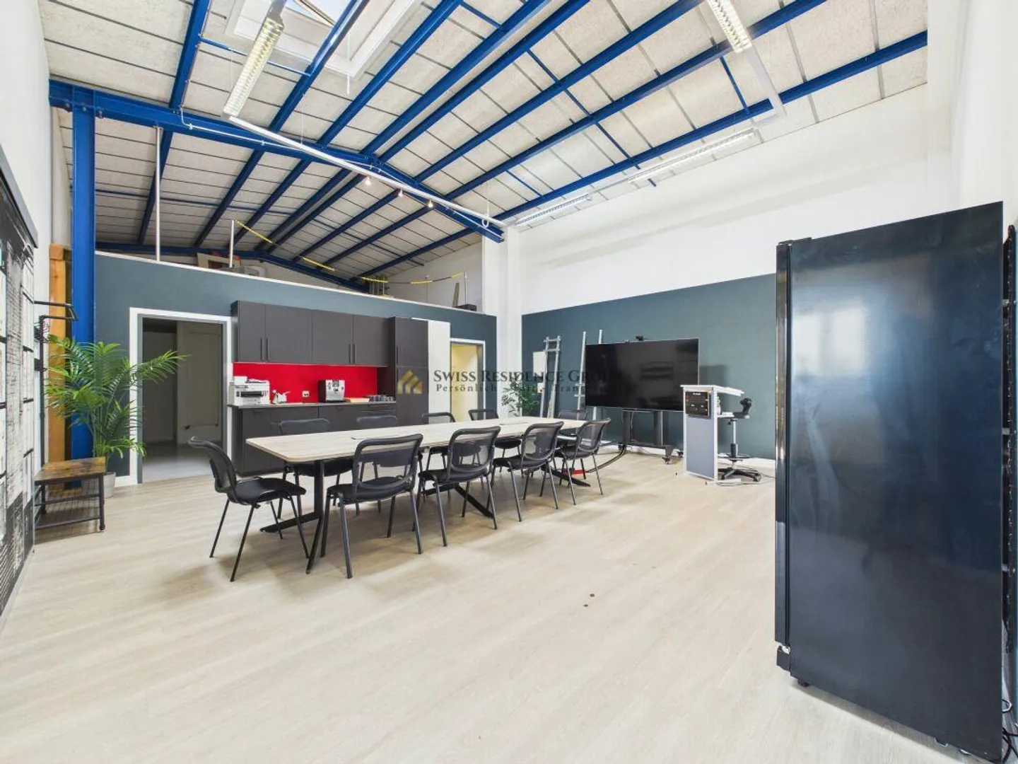 Espace commercial et de stockage moderne avec beaucoup de lumière naturelle - Photo 1 sur 22