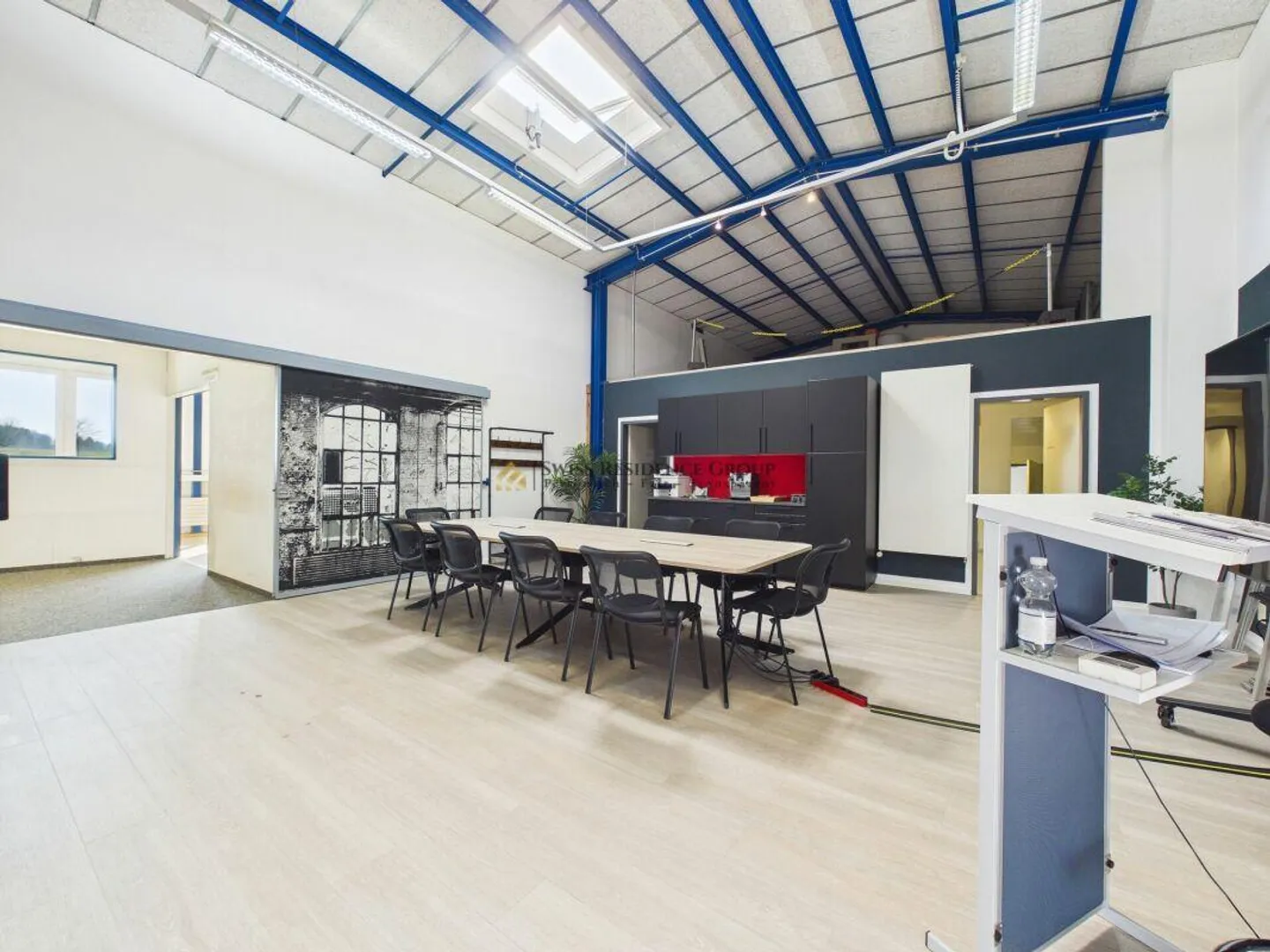 Espace commercial et de stockage moderne avec beaucoup de lumière naturelle - Photo 2 sur 22