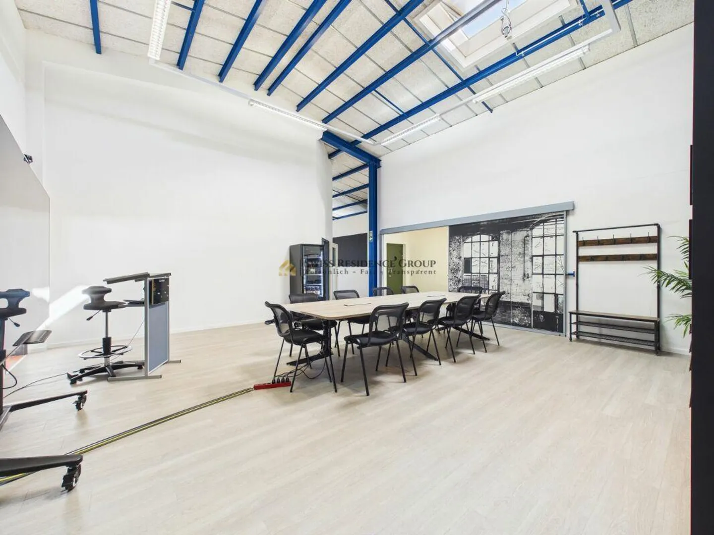 Espace commercial et de stockage moderne avec beaucoup de lumière naturelle - Photo 3 sur 22