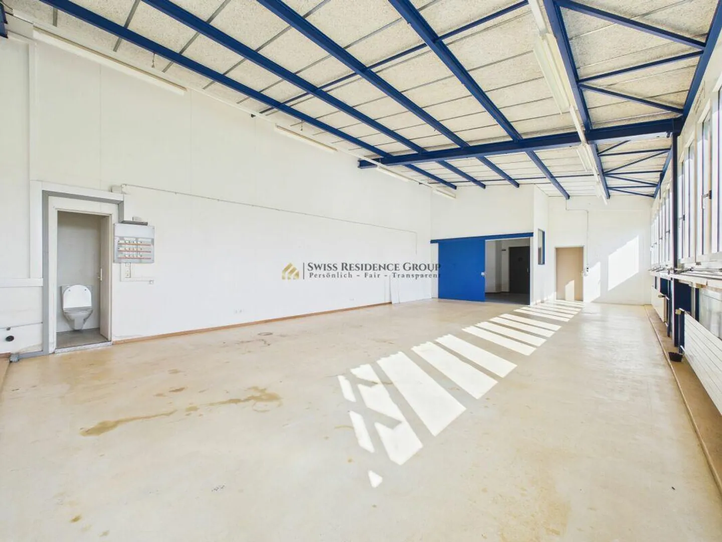Espace commercial et de stockage moderne avec beaucoup de lumière naturelle - Photo 5 sur 22