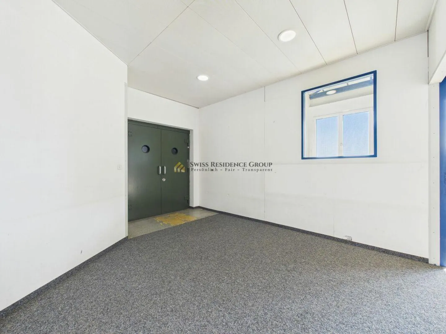 Espace commercial et de stockage moderne avec beaucoup de lumière naturelle - Photo 6 sur 22