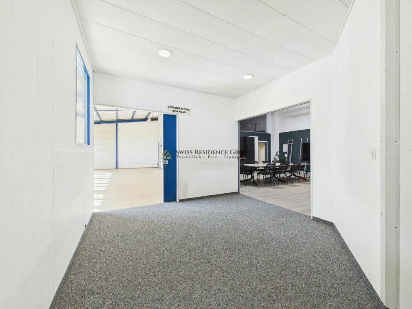 Espace commercial et de stockage moderne avec beaucoup de lumière naturelle - Photo 7 sur 22