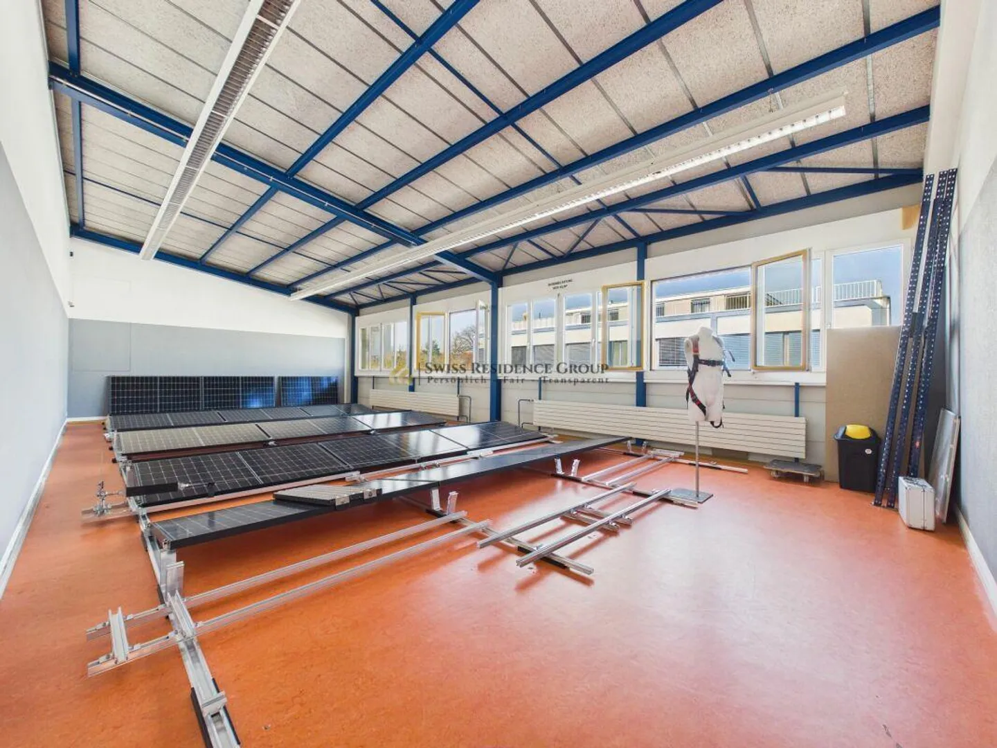 Espace commercial et de stockage moderne avec beaucoup de lumière naturelle - Photo 9 sur 22