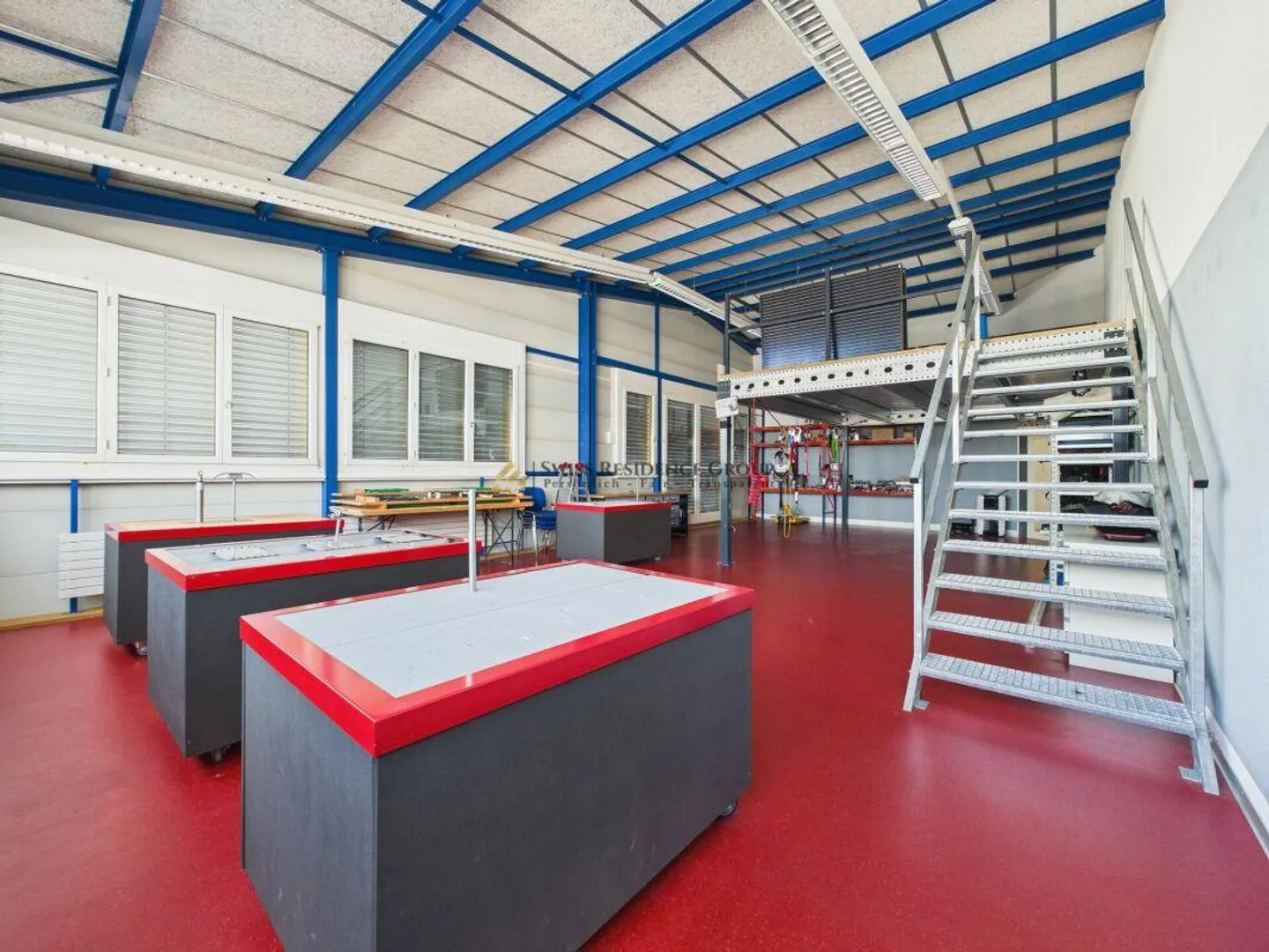Espace commercial et de stockage moderne avec beaucoup de lumière naturelle - Photo 11 sur 22