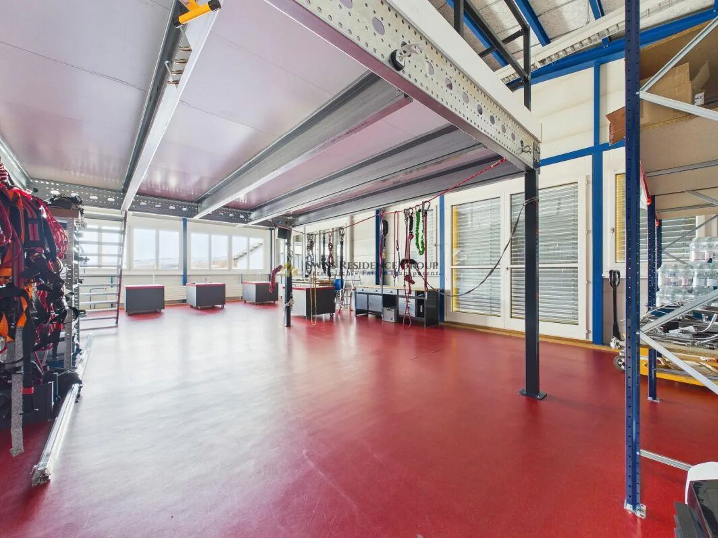 Espace commercial et de stockage moderne avec beaucoup de lumière naturelle - Photo 12 sur 22