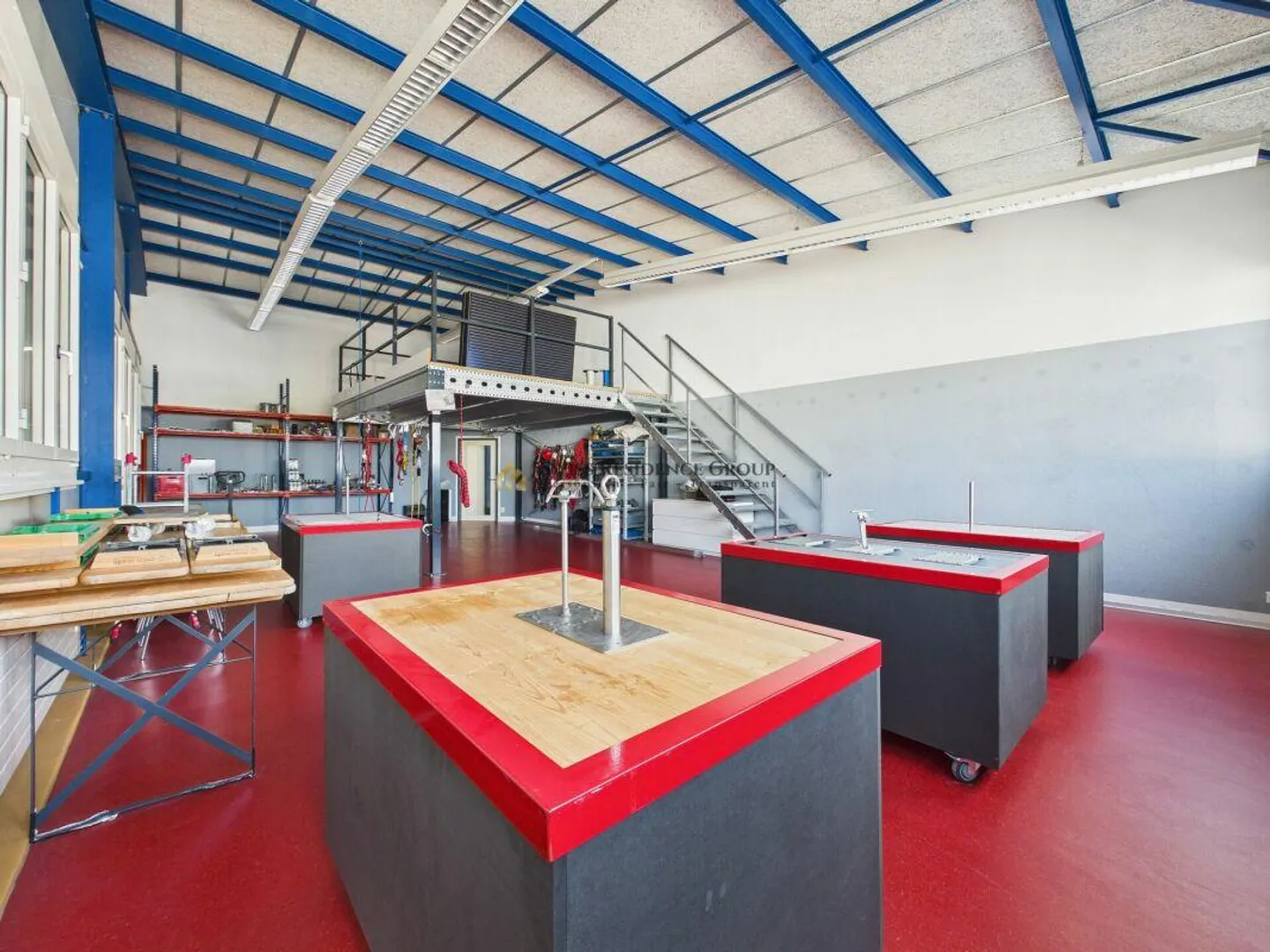 Espace commercial et de stockage moderne avec beaucoup de lumière naturelle - Photo 13 sur 22