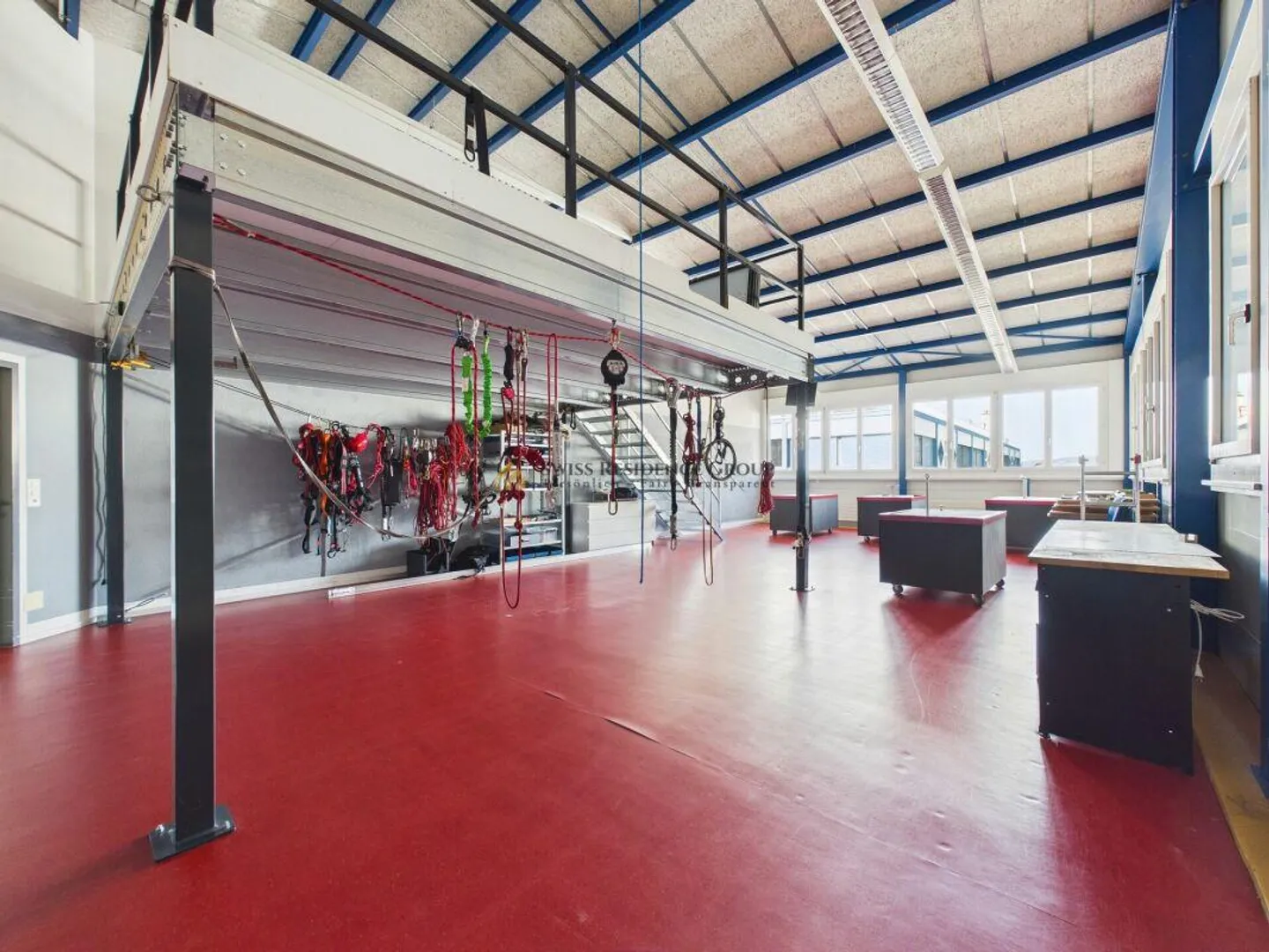 Espace commercial et de stockage moderne avec beaucoup de lumière naturelle - Photo 14 sur 22