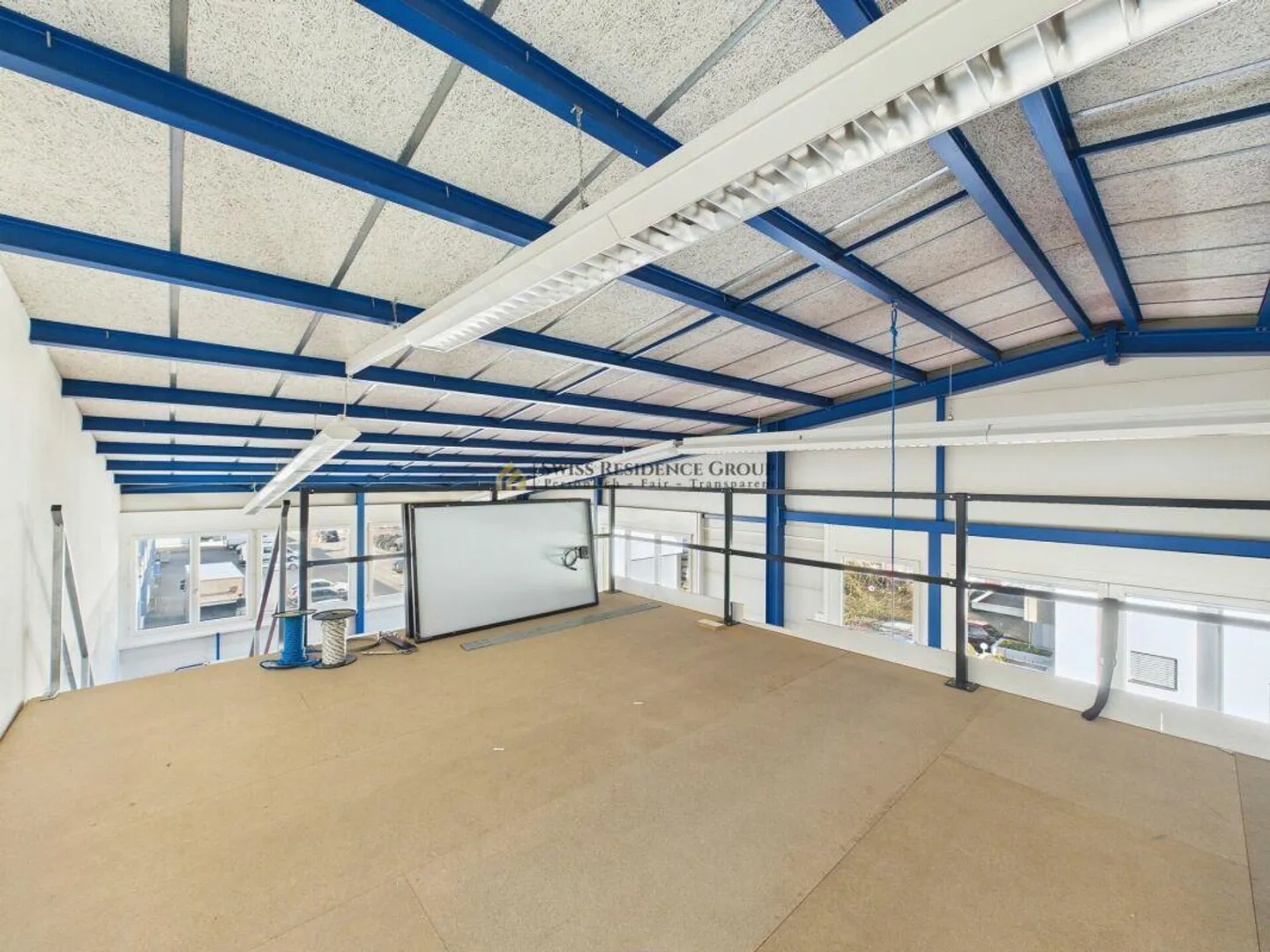 Espace commercial et de stockage moderne avec beaucoup de lumière naturelle - Photo 15 sur 22