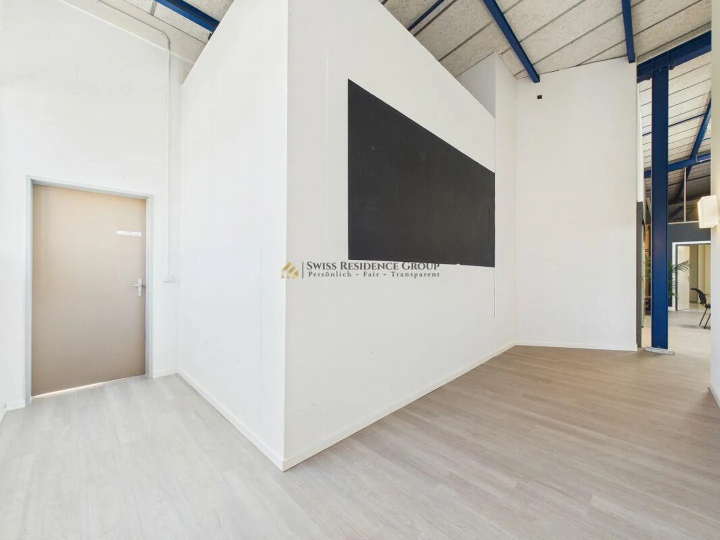 Espace commercial et de stockage moderne avec beaucoup de lumière naturelle - Photo 16 sur 22